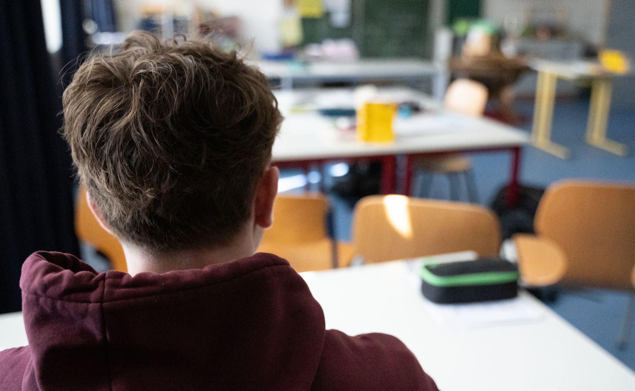 Auch bei Fehlverhalten anderer Schüler können Eltern keine Versetzung oder Entlassung eines Mitschülers erzwingen.