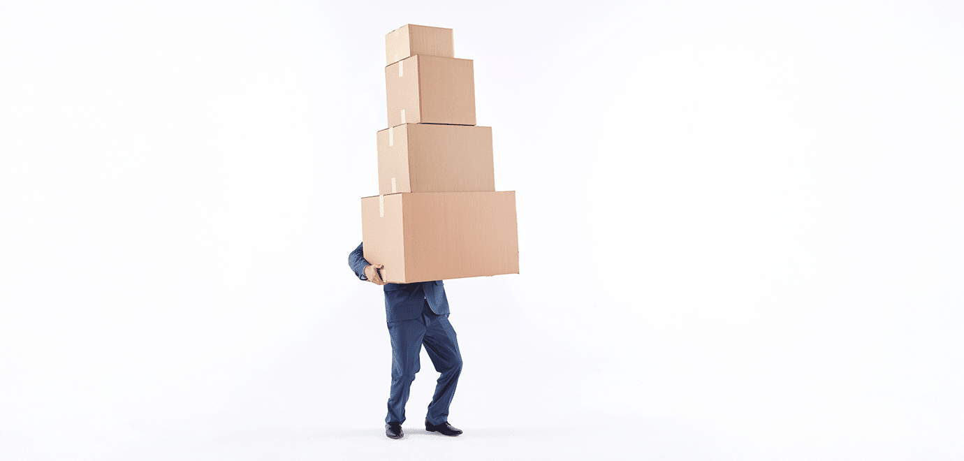 Foto: stockvisual/istock Mann im Anzug mit Umzugskartons