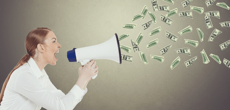 Foto: triloks/iStock Frau mit Megafon und Dollars