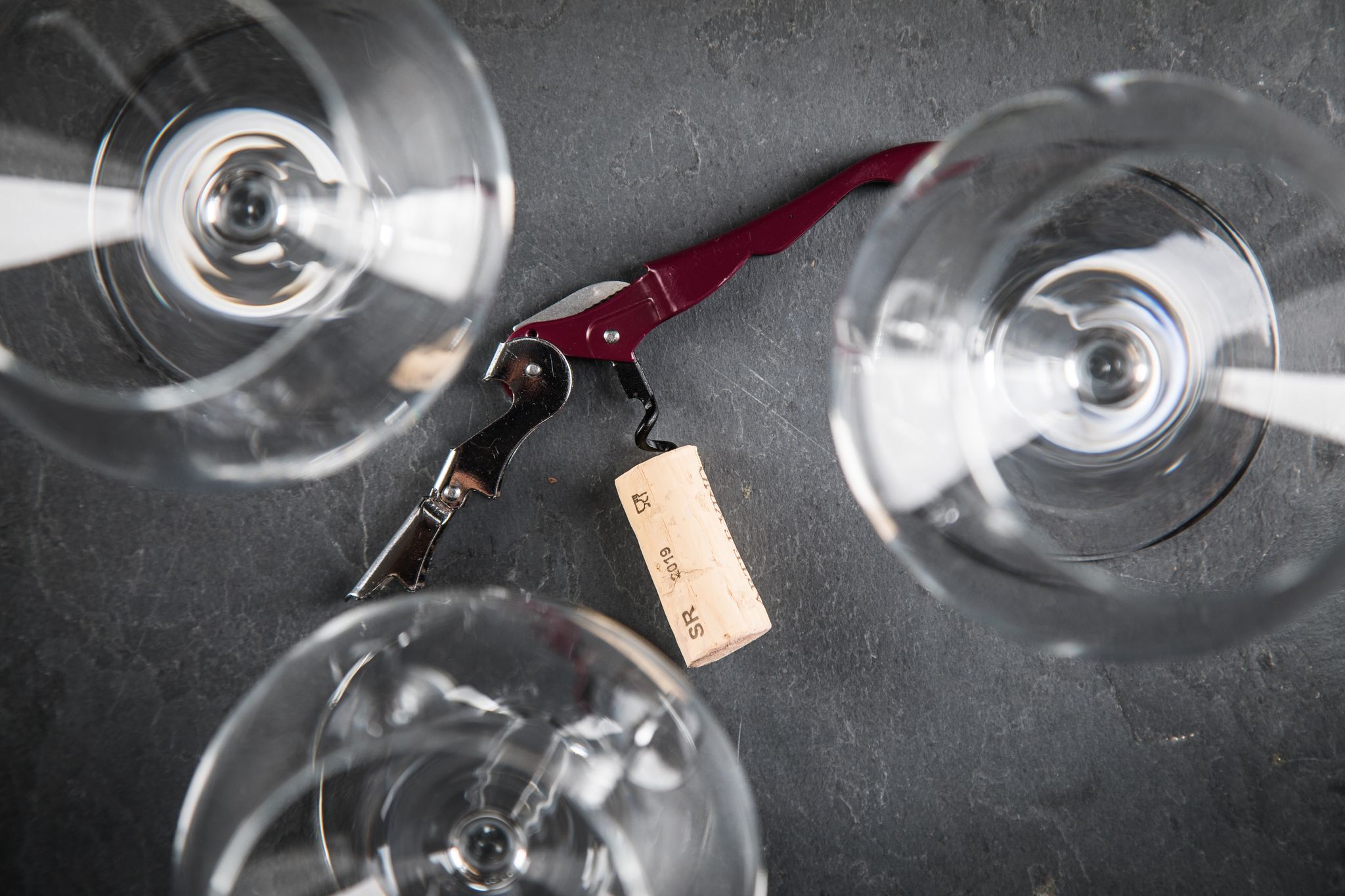 Die meisten Profis empfehlen Weinfreunden als Grundausstattung ein gutes Kellnermesser und gute Weingläser.