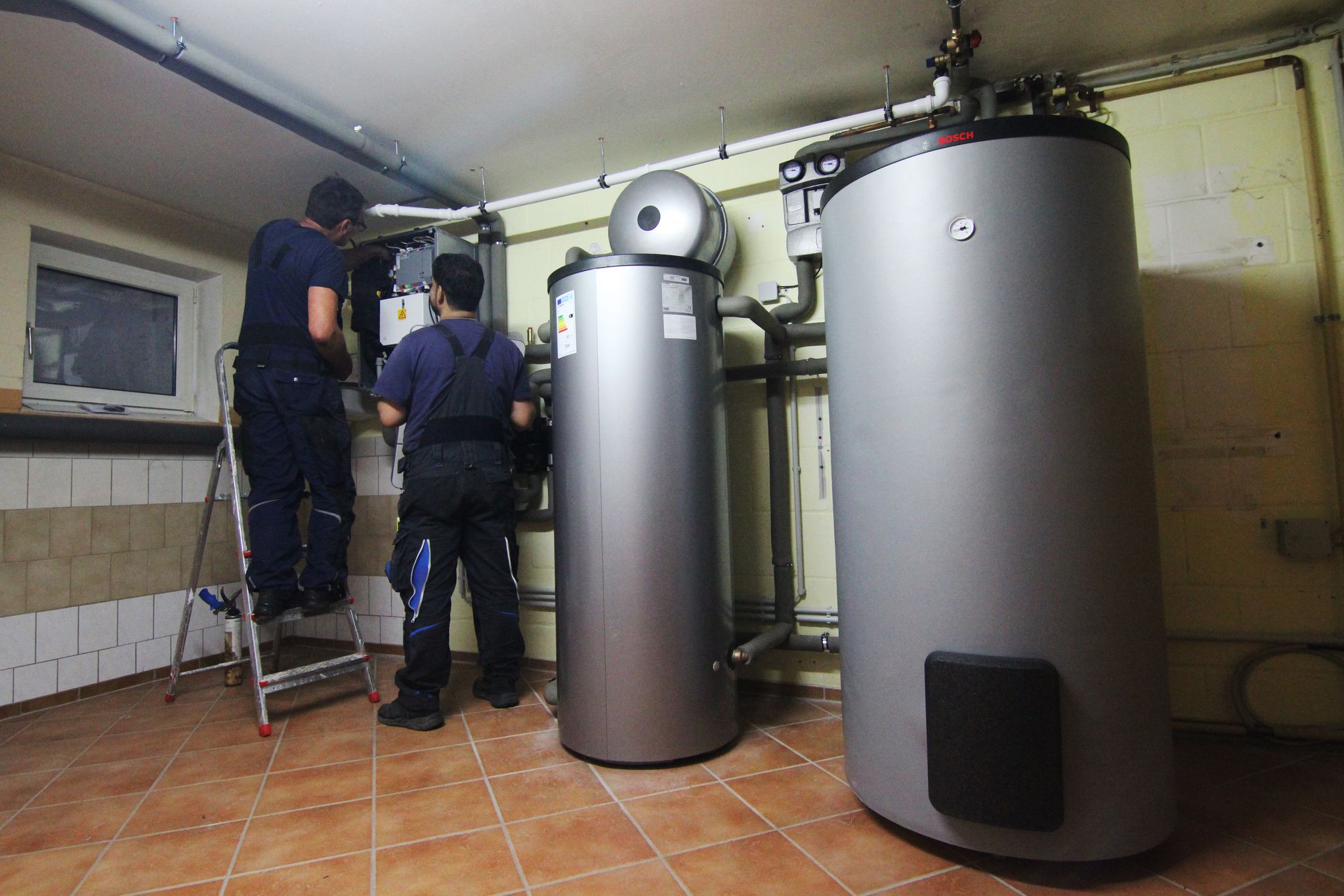 Der Sommer ist die optimale Zeit, um die Heizung warten zu lassen - oder auf eine Wärmepumpe zu wechseln.