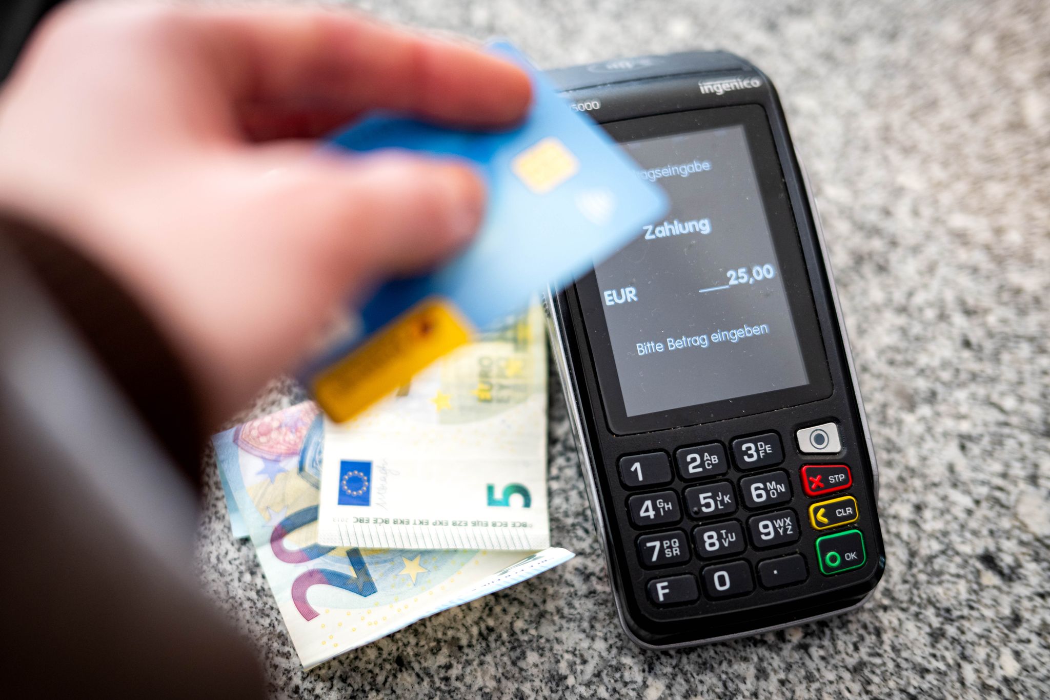 Sowohl zu Hause als auch im Ausland greift zum Bezahlen nur noch gut ein Drittel der Deutschen auf Bargeld zurück. (Symbolbild)