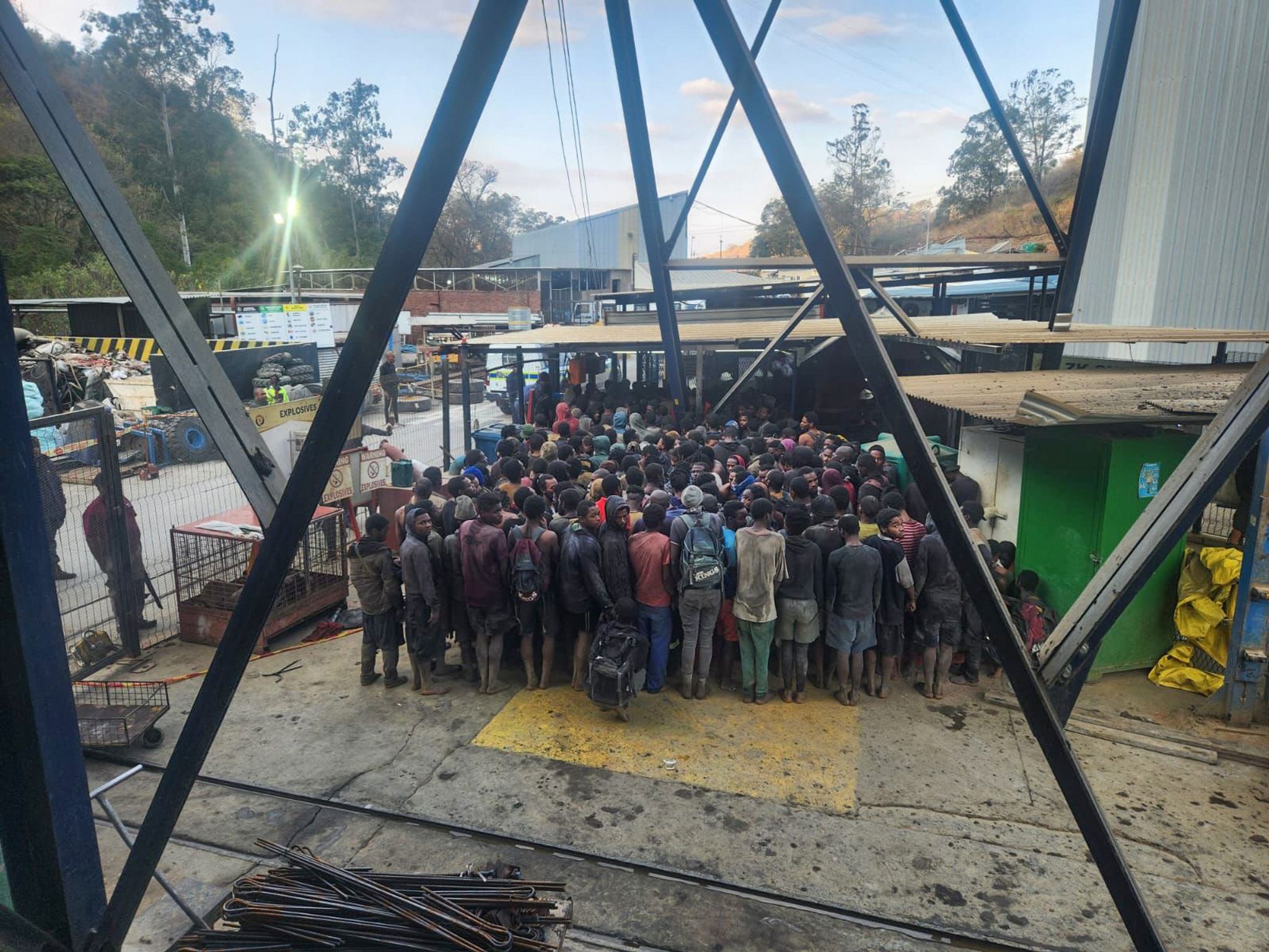 Hunderte illegale Bergleute sind in einer Mine in der südafrikanischen Stadt Barberton festgenommen worden.