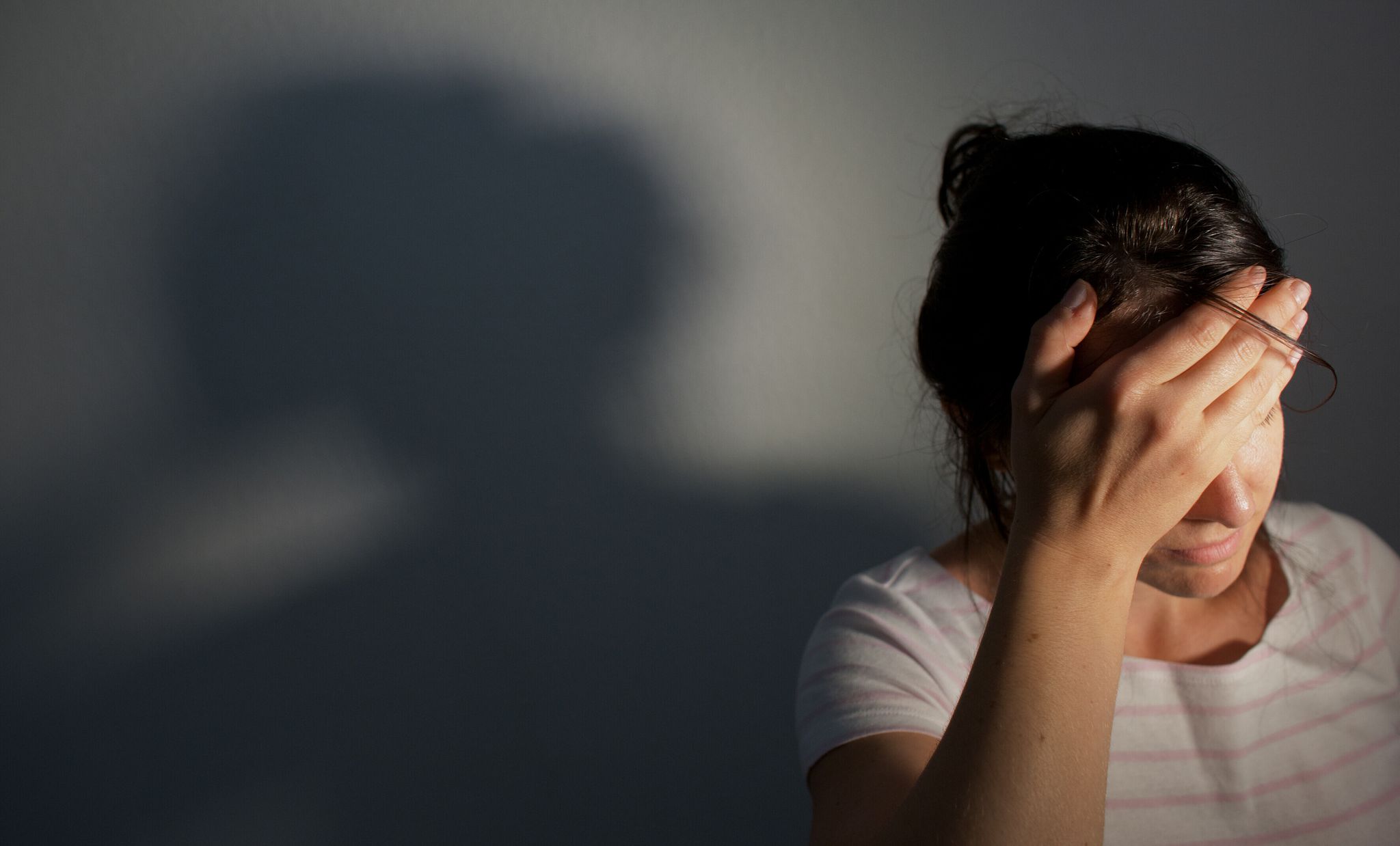 Kopfschmerzen, Lichtempfindlichkeit oder Bewusstseinsstörungen können unter anderem ein Anzeichen für eine Hirnhautentzündung sein.