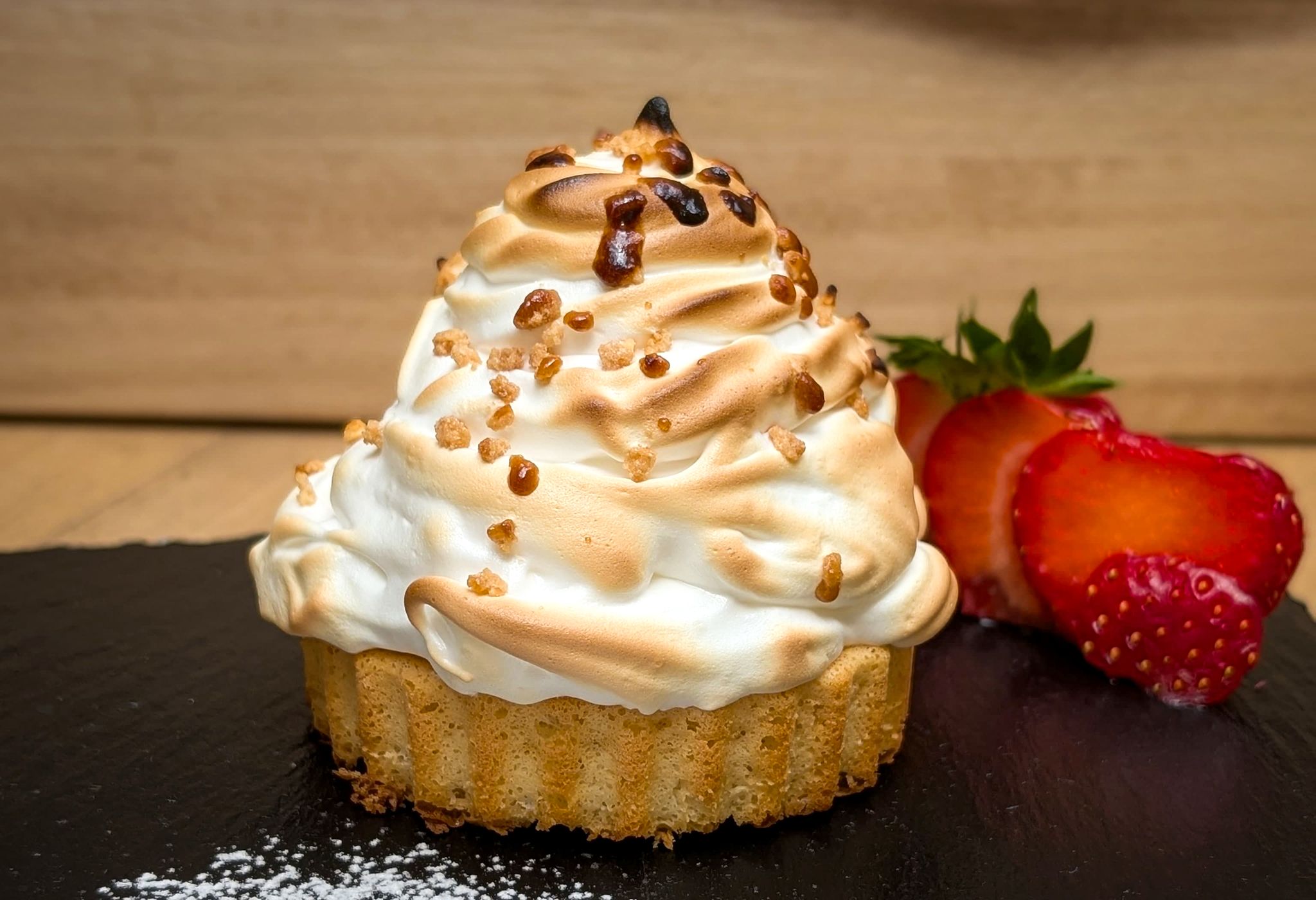 Sieht wie ein Törtchen mit Sahne aus, doch es hat einen eiskalten Kern: Der Eischnee, der hier beim Grillen zum Baiser wird, verhindert als schützende Hülle, dass das Eis im Inneren schmilzt.