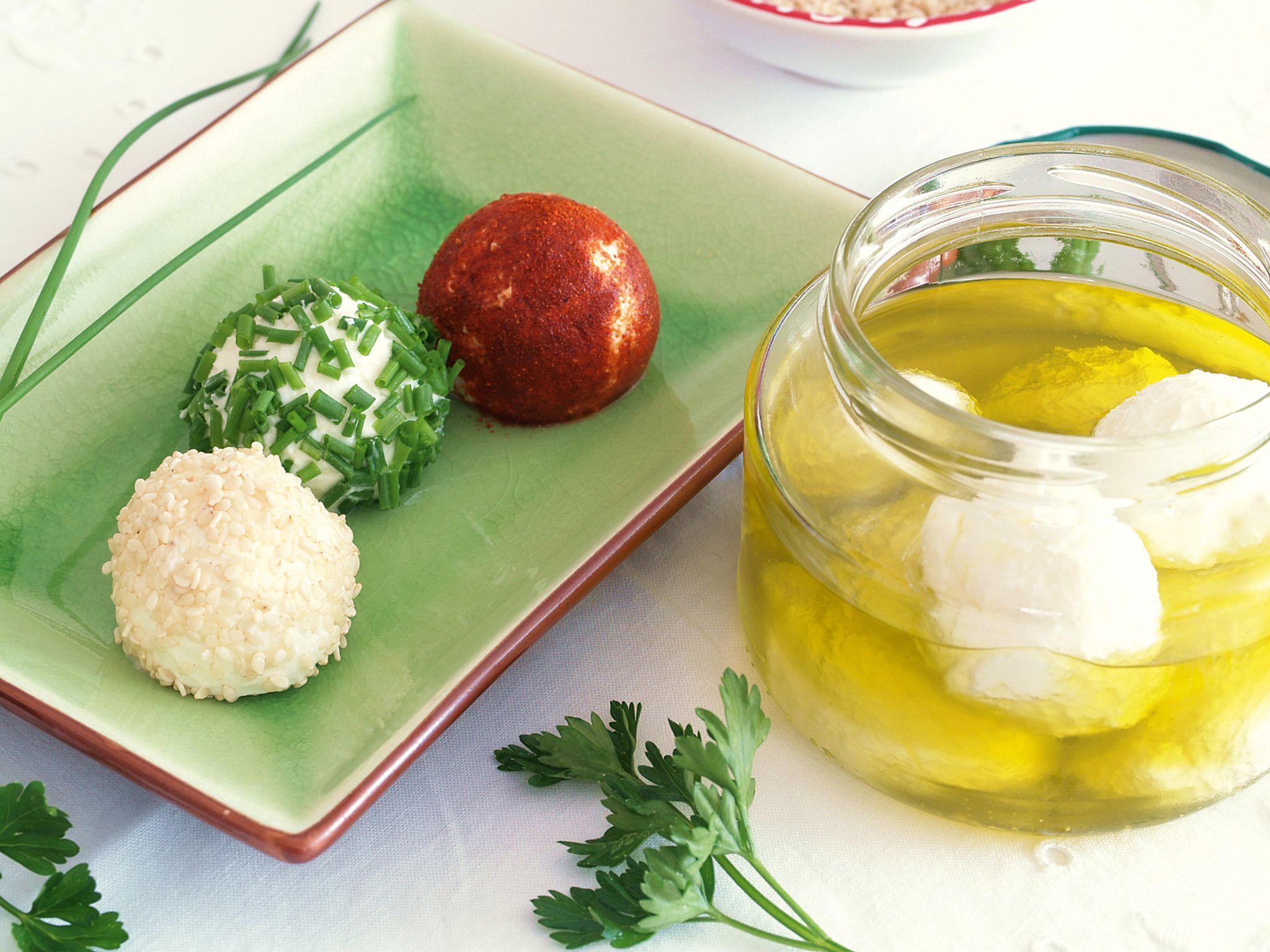 Für die Joghurtbällchen muss man nur Joghurt abtropfen lassen. Ist die Flüssigkeit raus, wird die feste Masse gesalzen und zur Kugel geformt. Dann nur noch in Gewürzen wälzen - fertig.