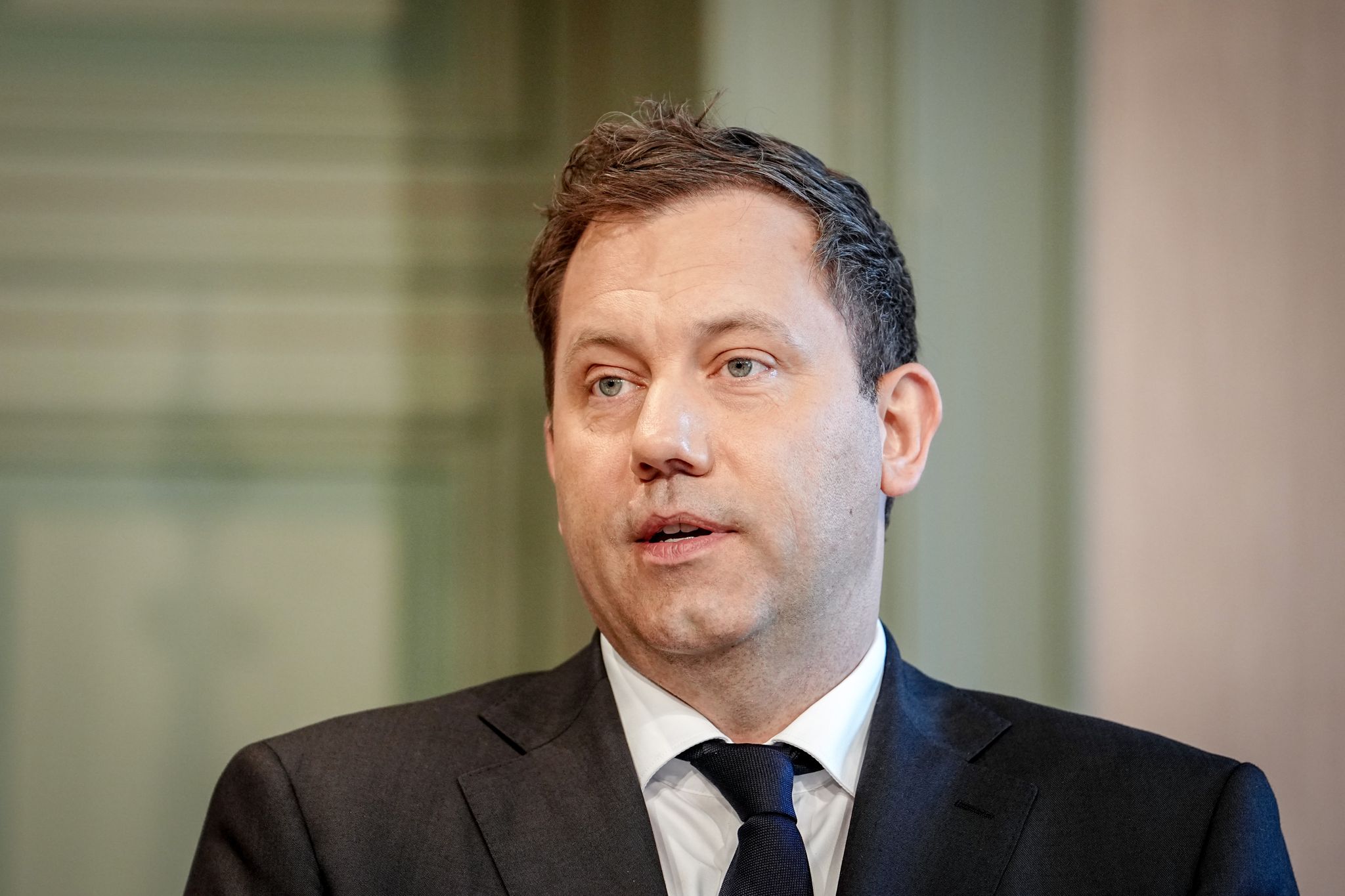 Finanzminister Lars Klingbeil (SPD) will Hemmnisse für private Investitionen abbauen. (Archivbild)