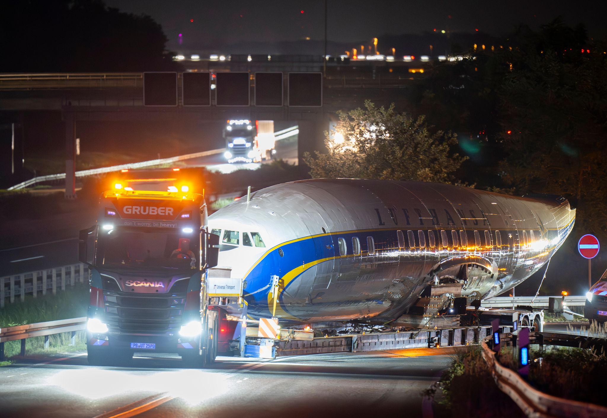 Per Schwertransport kommt das historische Flugzeug nach Frankfurt.