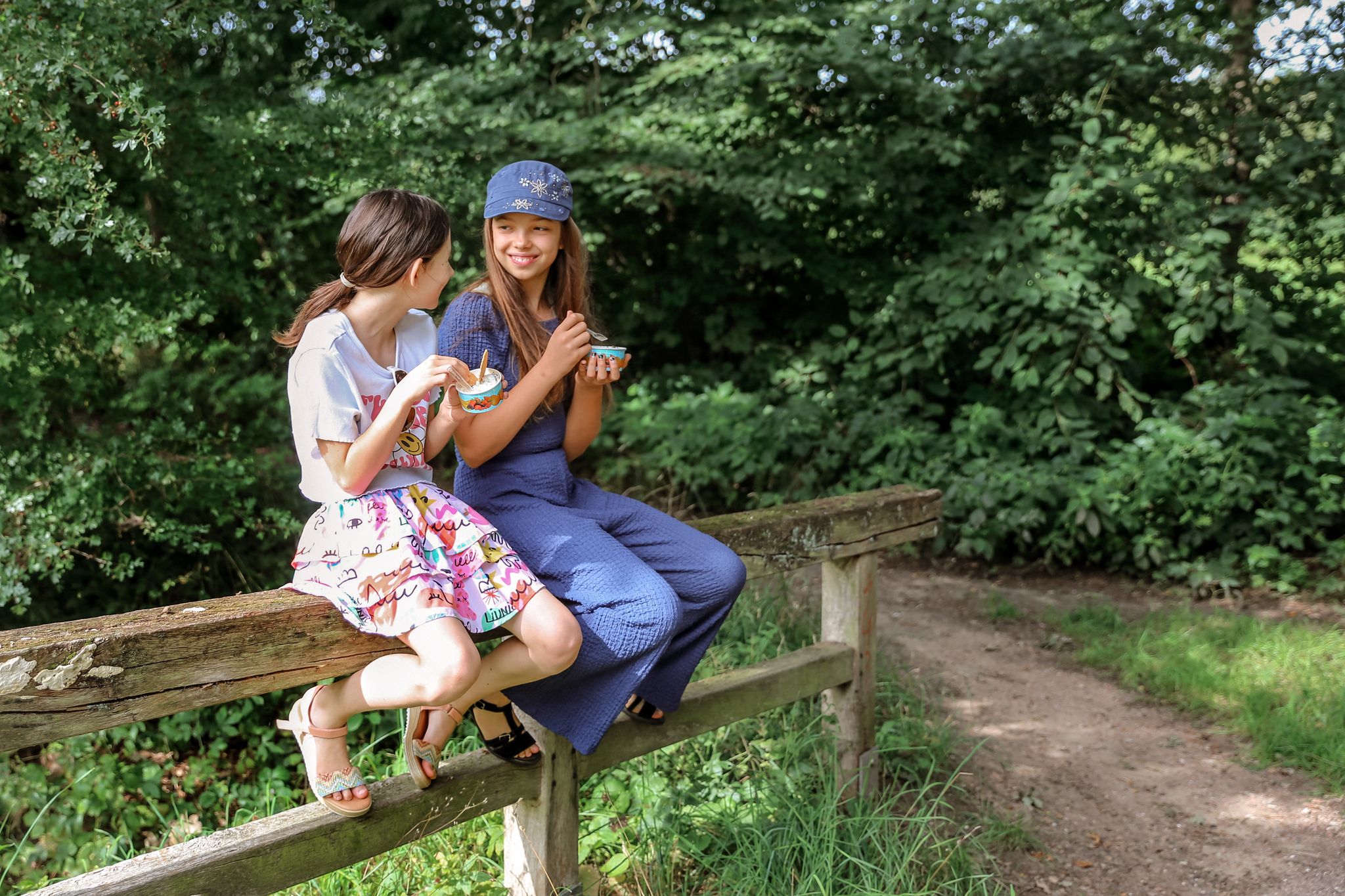 Auch Freunde treffen, will gelernt sein: Damit das später verlässlich klappt, kann man in kleinen Schritten damit anfangen, etwa auf die Uhr schauen, um zur verabredeten Zeit nach Hause zu kommen.