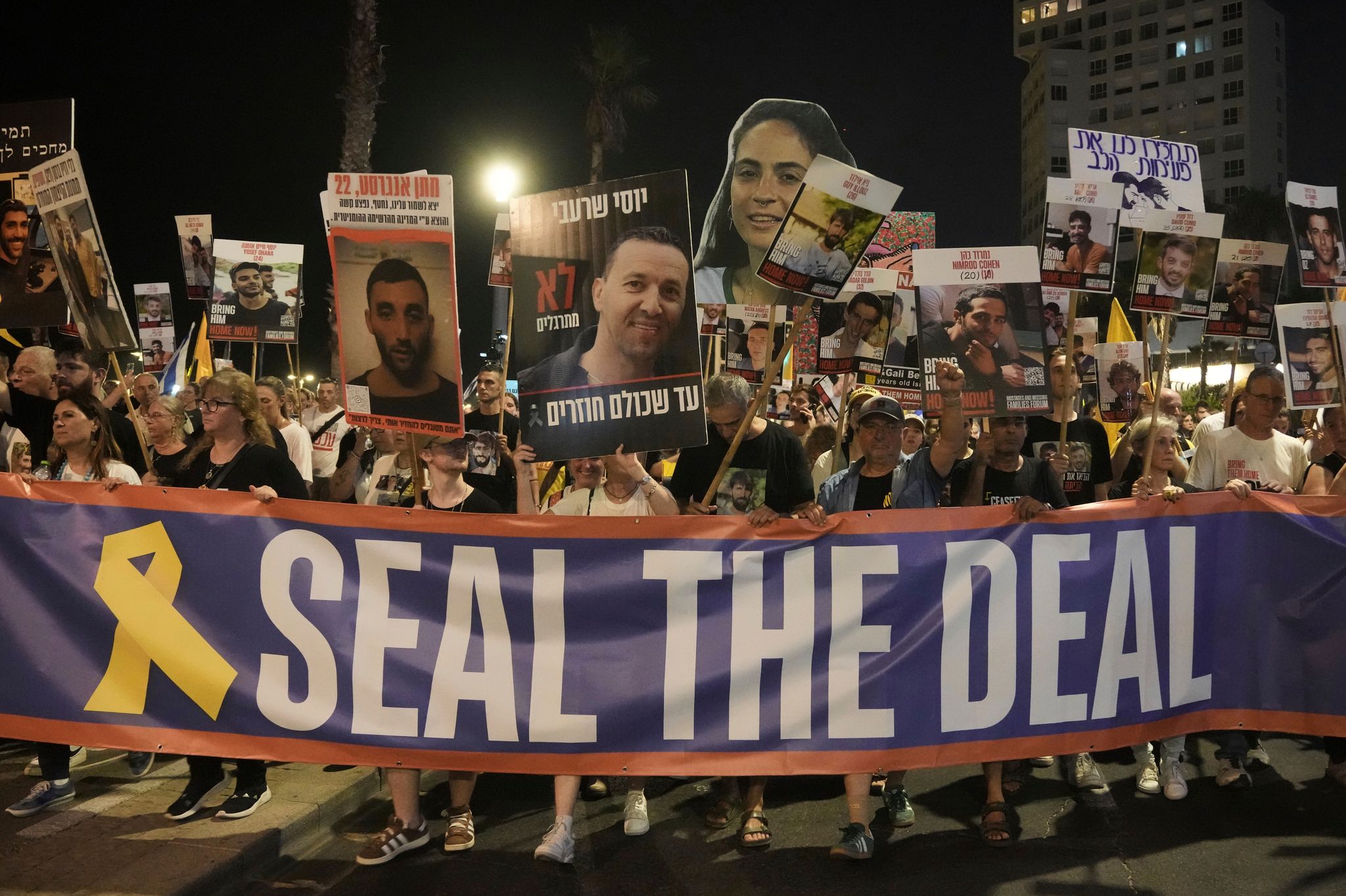 Erneut fordern in Israel Zigtausende die Freilassung der Geiseln im Gazastreifen. (Archivbild)