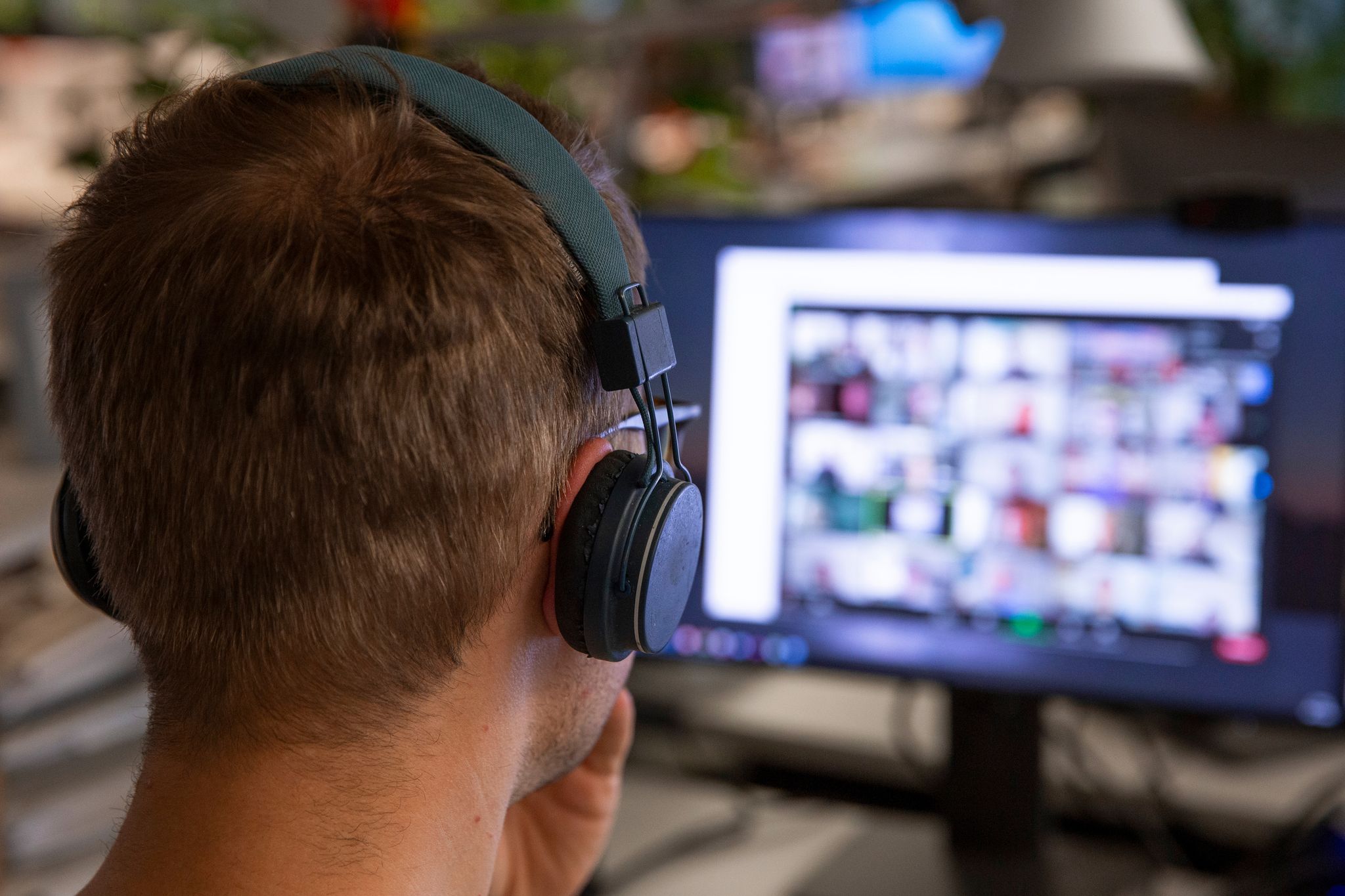 Kamera an: Wer sich in Onlinemeetings zeigt, trägt schon mal ein kleines bisschen zur besseren Sichtbarkeit im Job bei.