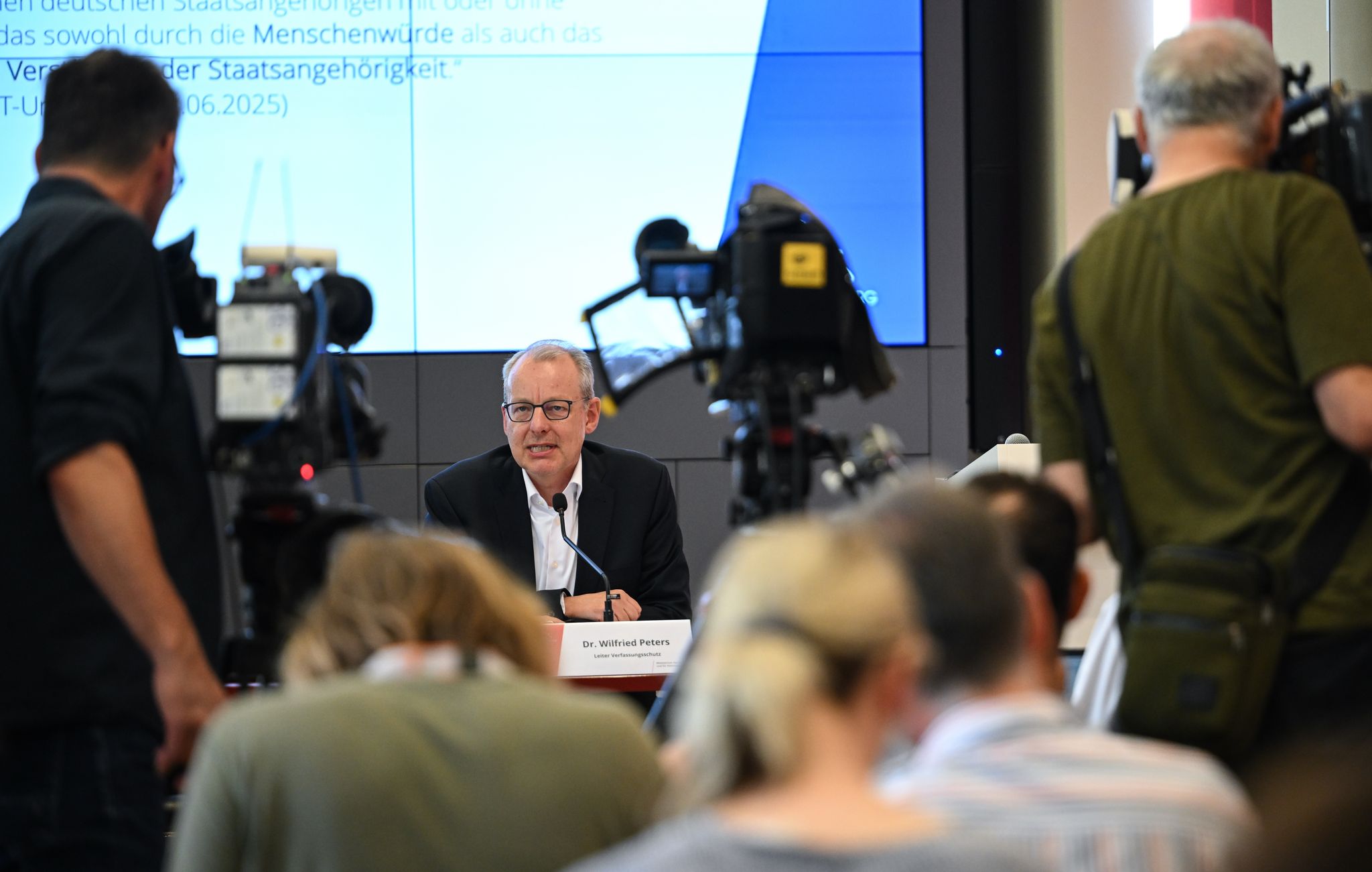 Der Leiter des Verfassungsschutzes legt die Begründung dafür vor, warum die AfD in Brandenburg als gesichert rechtsextremistische Bestrebung eingestuft wird.