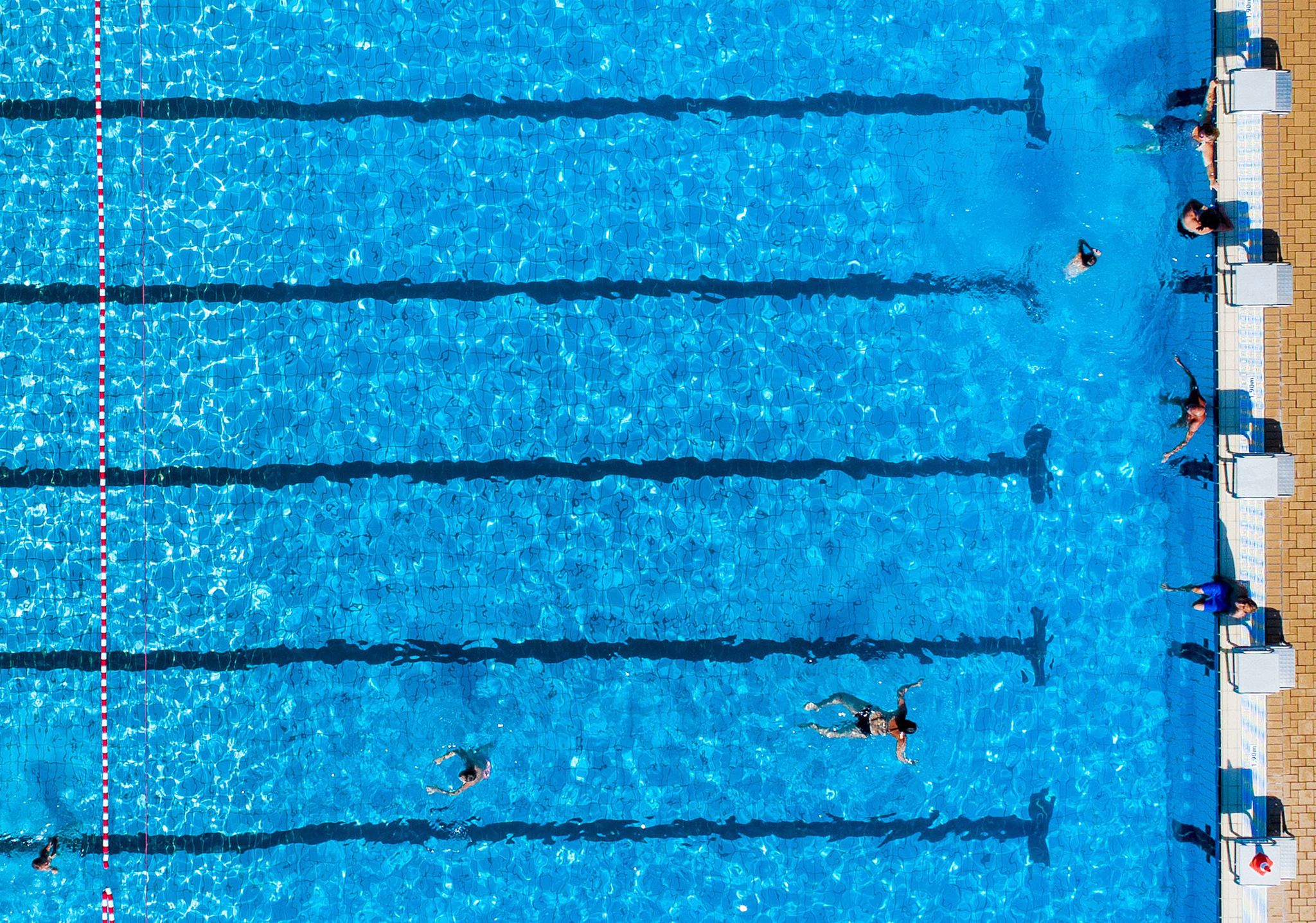 In manch einer Kommune ist für das Schwimmbad kein Geld mehr da. (Archivbild)