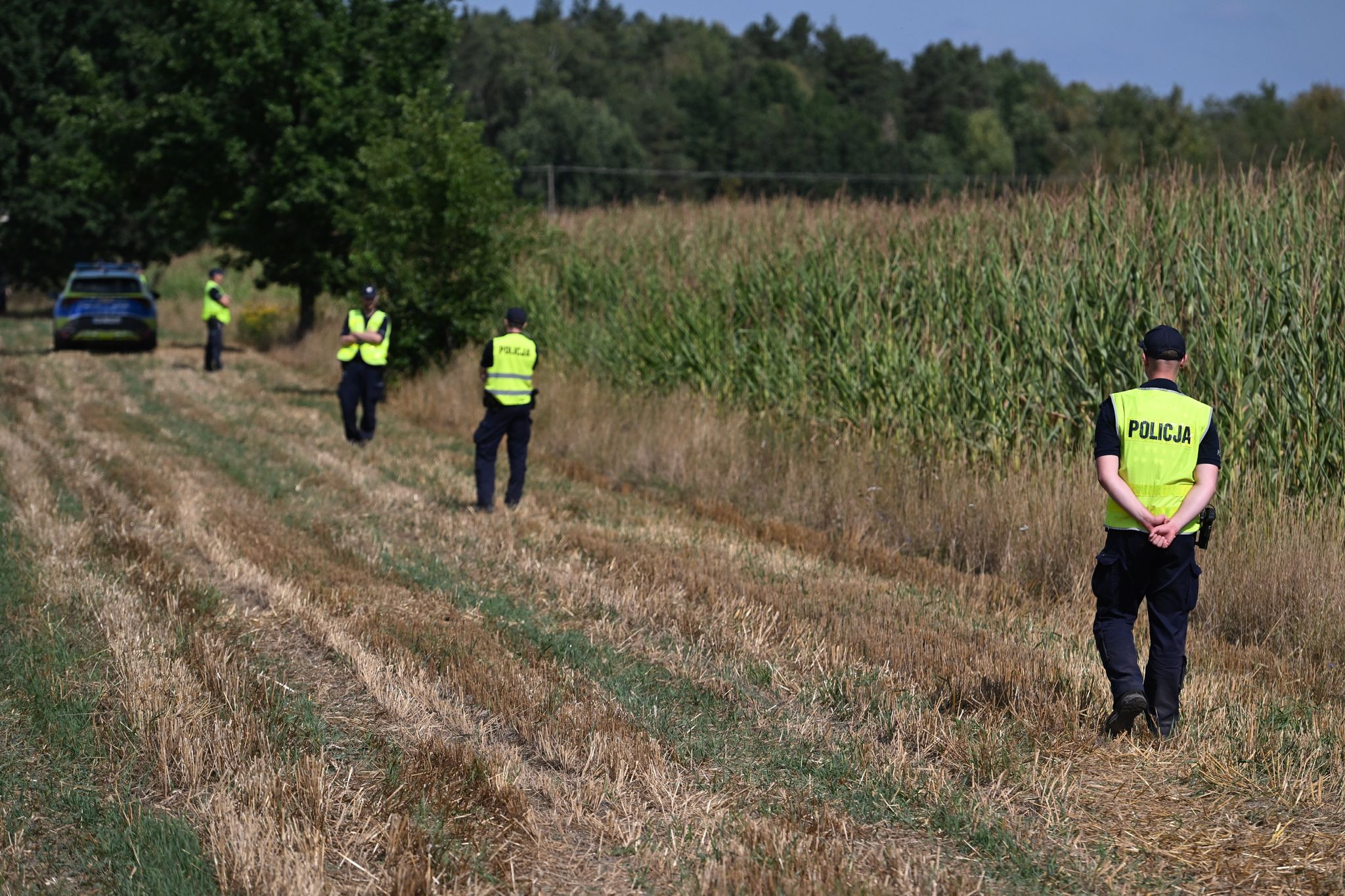 Polnische Polizei sichert das Gebiet eines Maisfeldes in Osiny im Osten des Landes, in das eine Drohne gestürzt ist.