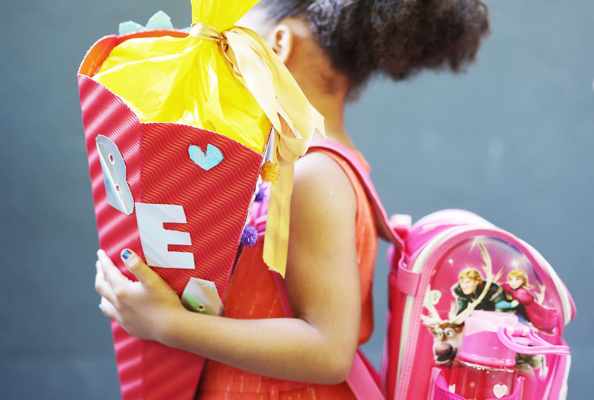 Der erste Schultag bedeutet sowieso eine Wundertüte neuer Eindrücke für Kinder - wie er gefeiert wird, sollten sie mit entscheiden können.