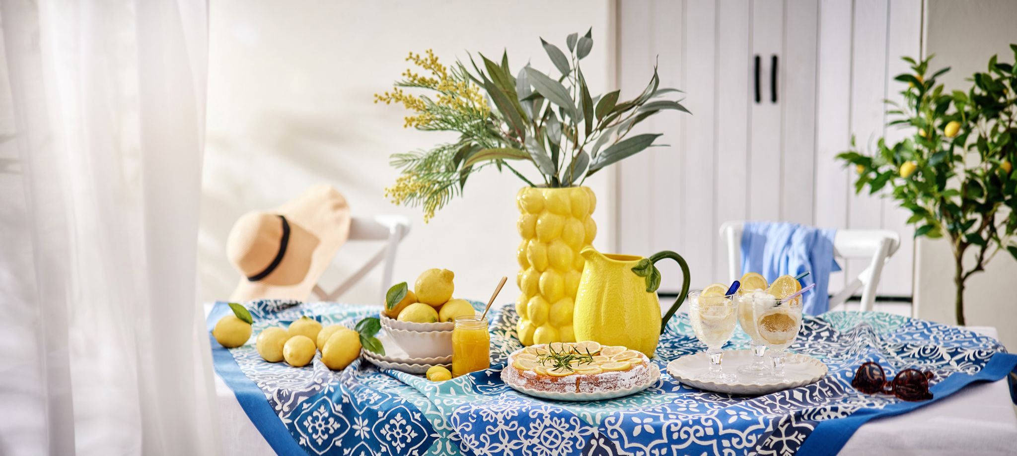 Mit wenig Aufwand etwas Urlaubsgefühl auf den Tisch bringen: Deko mit Zitronen-Motiven - hier von Butlers - ist gerade angesagt.
