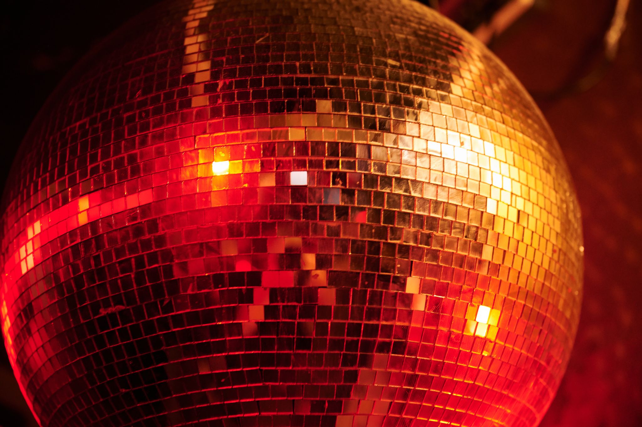 Mensch, damals bei der einen Party! Bei energiegeladenen Songs erinnert man sich eher an aufregende und freudvolle Momente. (Symbolbild)