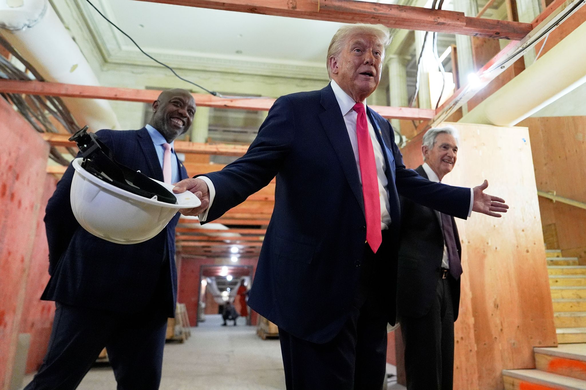 US-Präsident Donald Trump (M) sorgt bei Zentralbank-Chef Jerome Powell (r) für Kopfschütteln. (Archivbild)