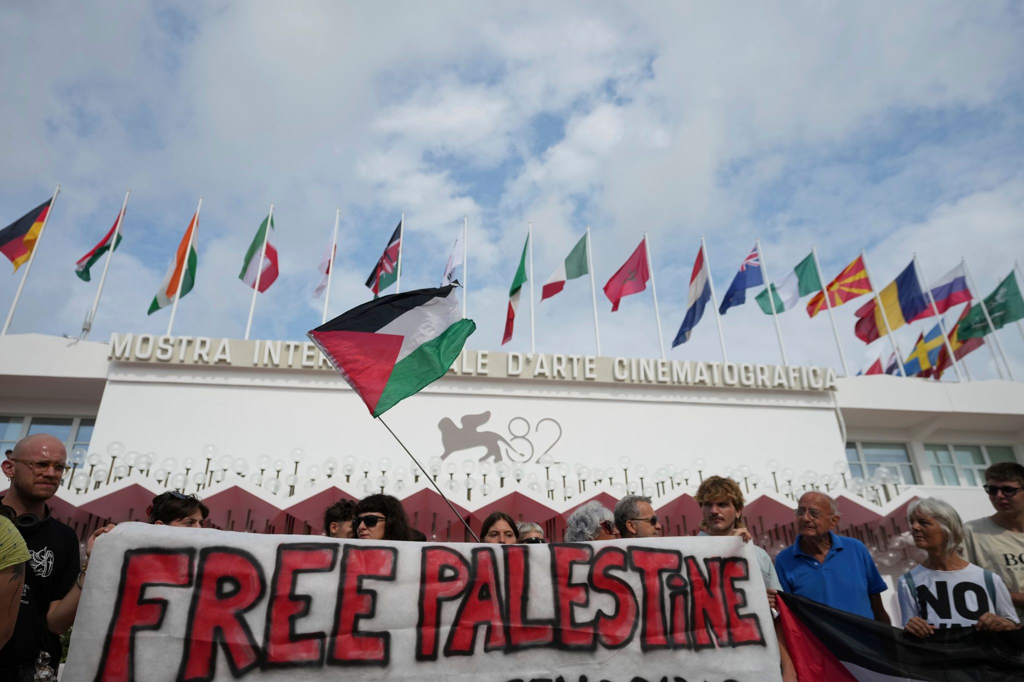 Propalästinensische Demonstranten positionieren sich vor dem roten Teppich.