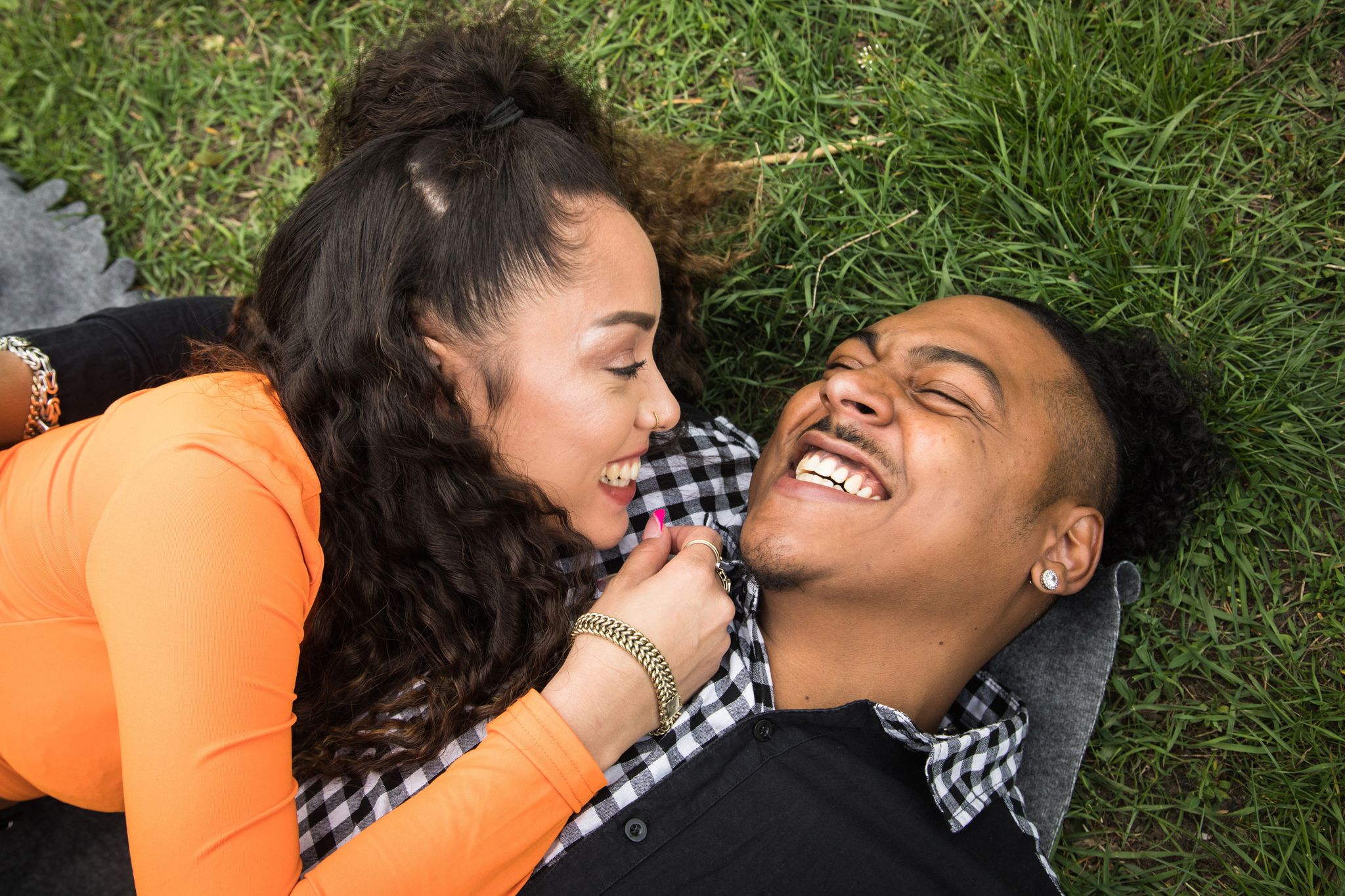 Menschen, die bewusst nach positiven Erfahrungen suchen, erleben oft mehr Lebenszufriedenheit.