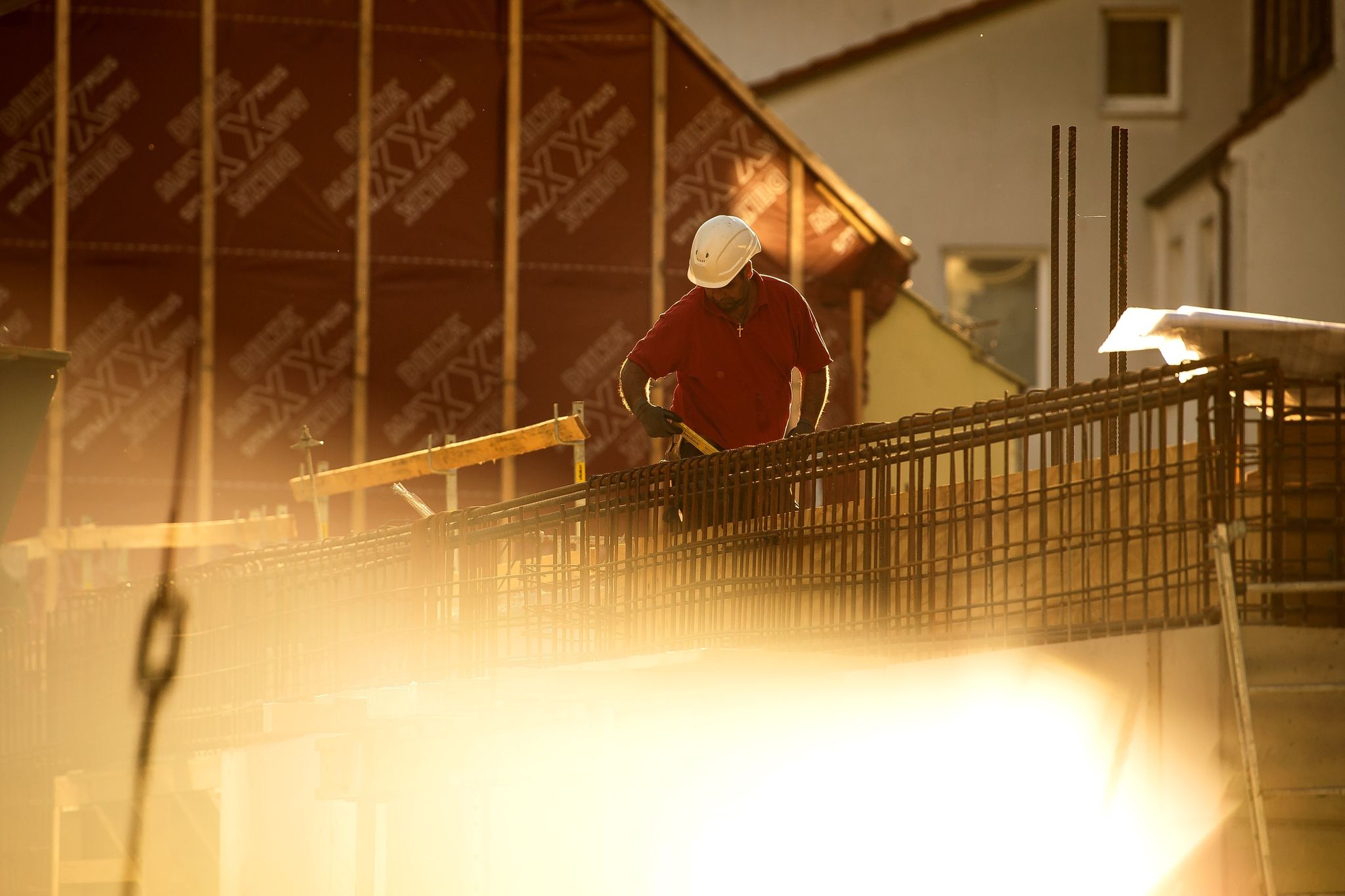 Auch auf der sommerlich trockenen Baustelle wichtig: Brandschutz und die richtige Versicherung.