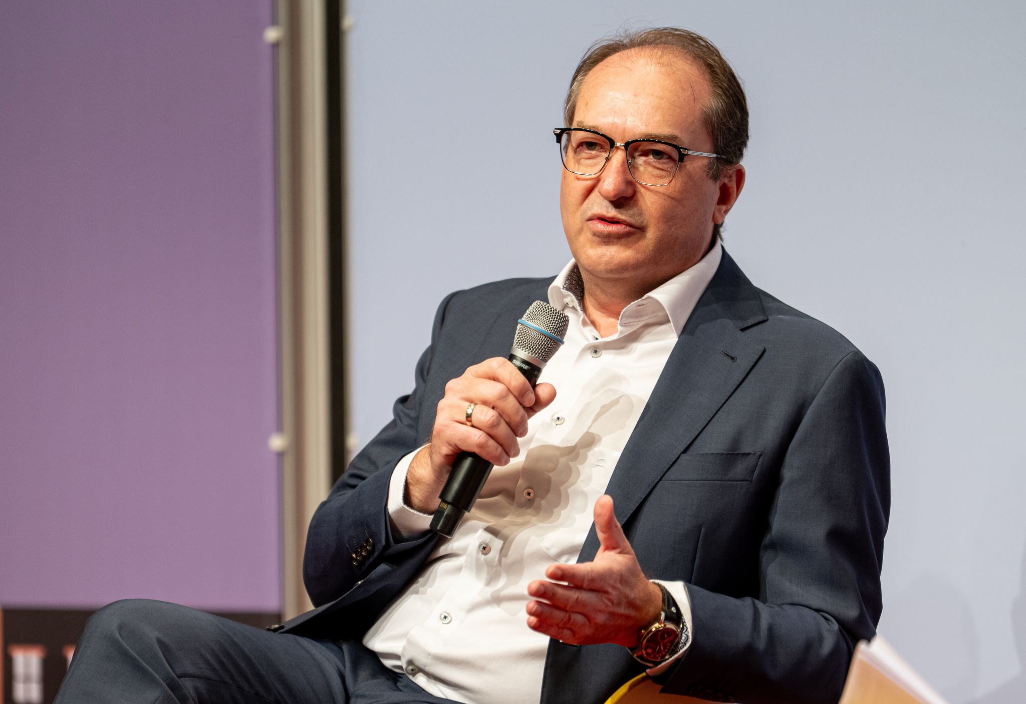 «Ich bin nicht bereit, auf reguläre Aufnahmeverfahren, ich bin nicht bereit, auf Sicherheitsüberprüfungen zu verzichten», sagte Dobrindt.