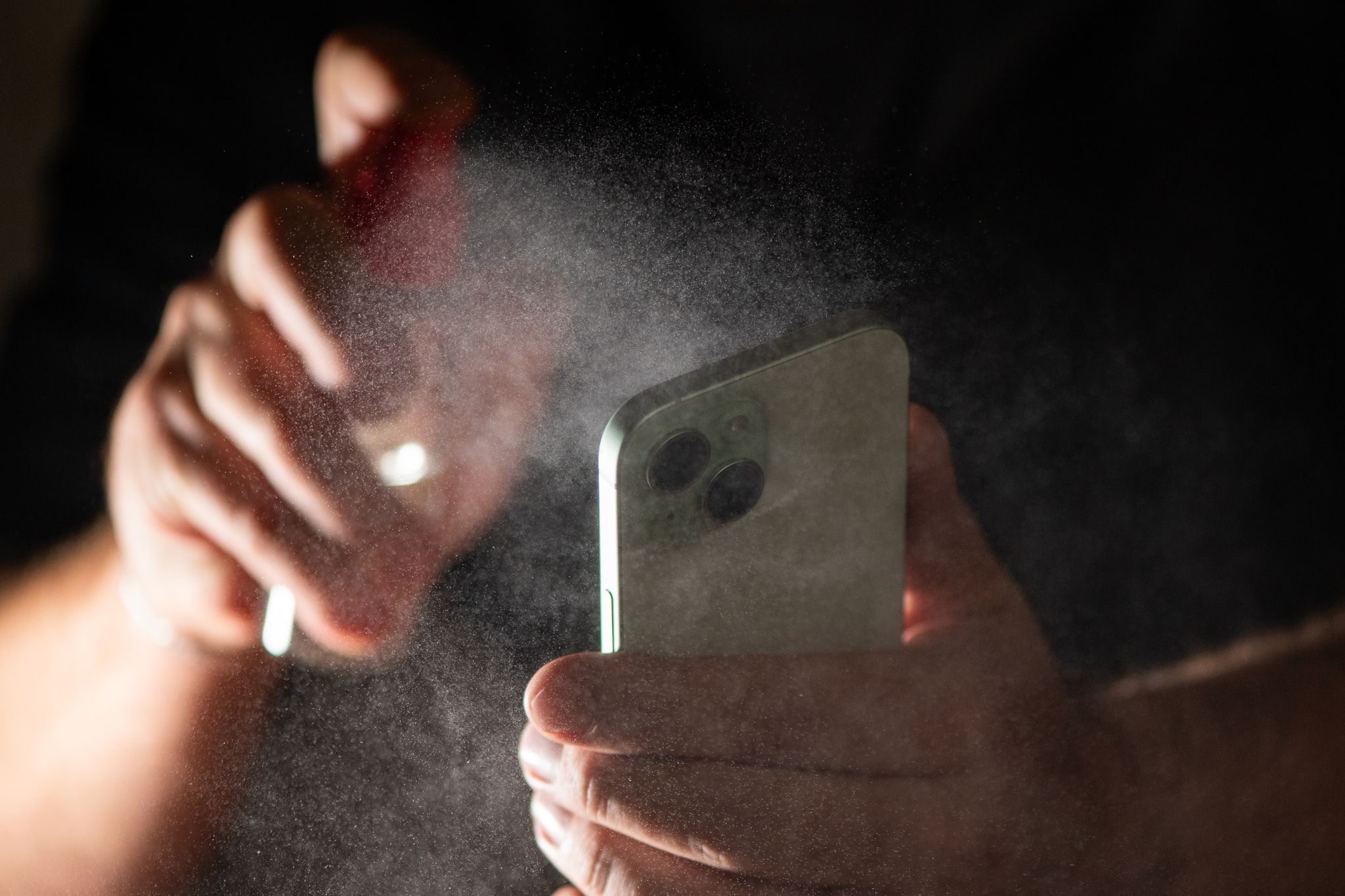 Bloß kein scharfes Zeug: Am Ende könnte das die Antifett-Beschichtung des Displays zerstören.