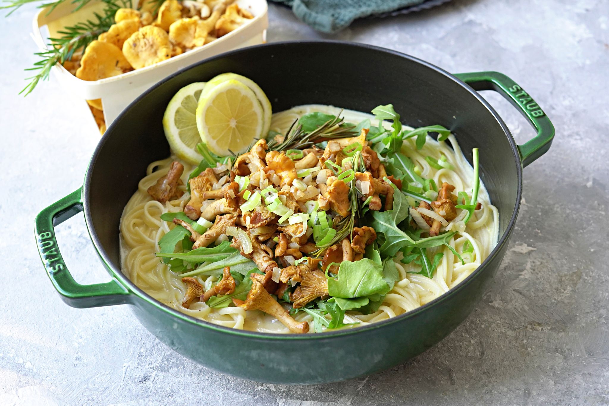 Leicht, fein, wunderbar aromatisch: Diese Pasta bringt Sommerfrische mit Zitronen und den Waldduft von Pfifferlingen gekonnt zusammen.