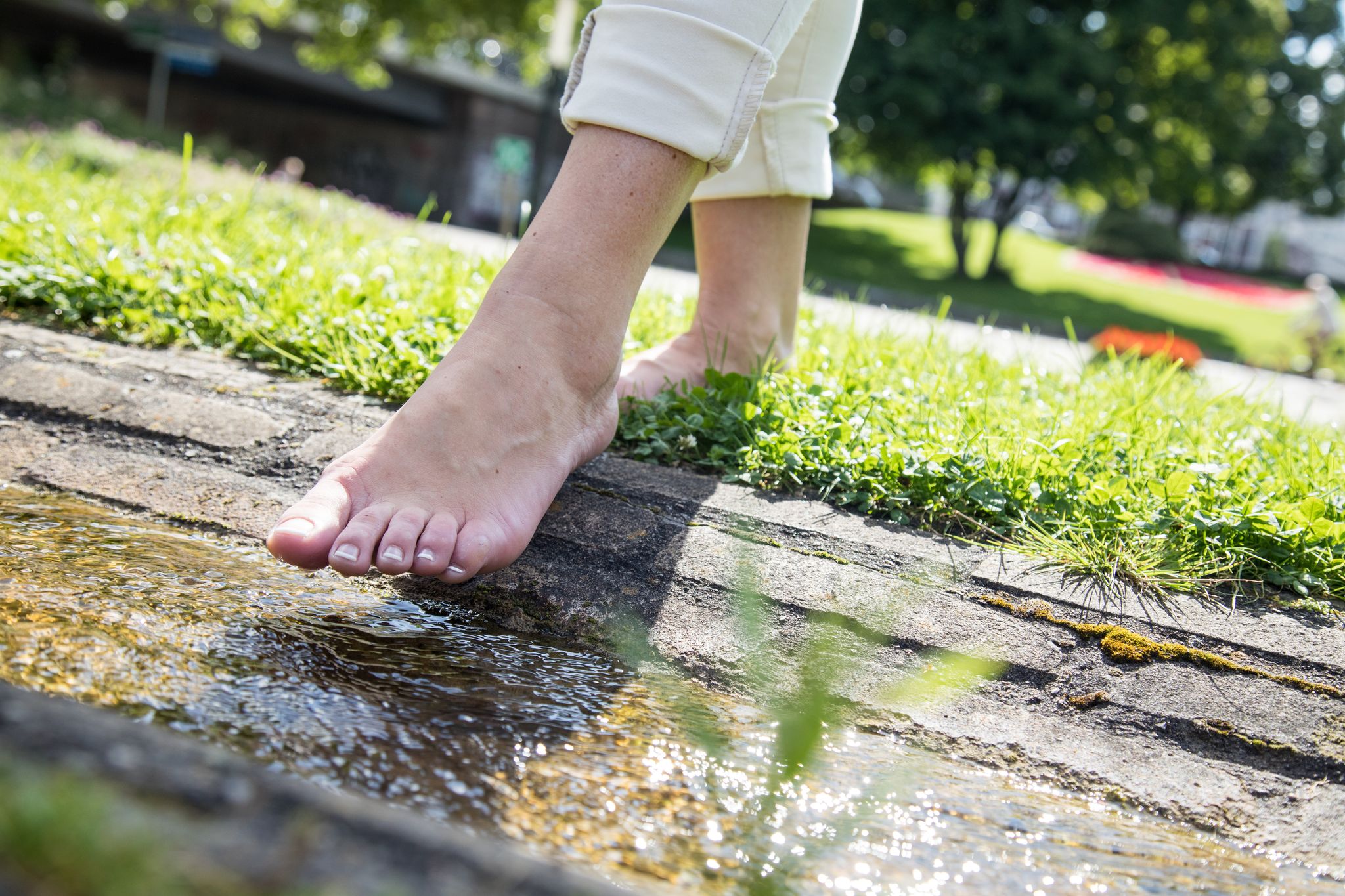 Barfuß unterwegs zu sein, sorgt nicht nur für eine stärkere Fußmuskulatur, sondern schenkt uns auch das gute Gefühl, geerdet zu sein.