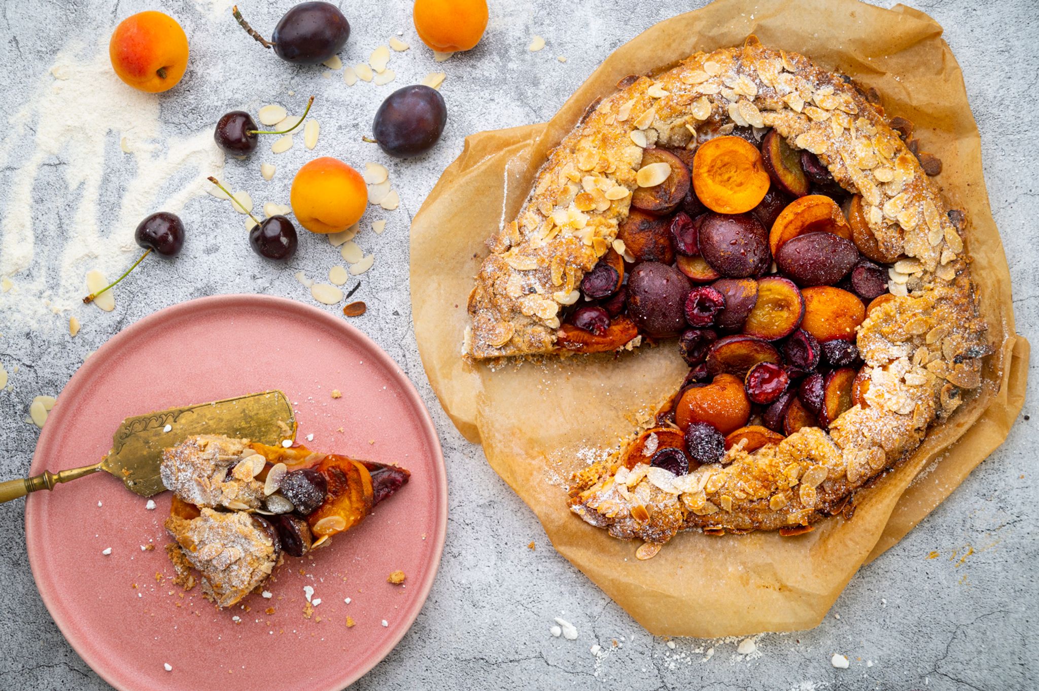 Noch nie Galette probiert? Süßes Steinobst aus Pflaumen Aprikosen und späten Kirschen bringt den Spätsommer auf den Tisch.