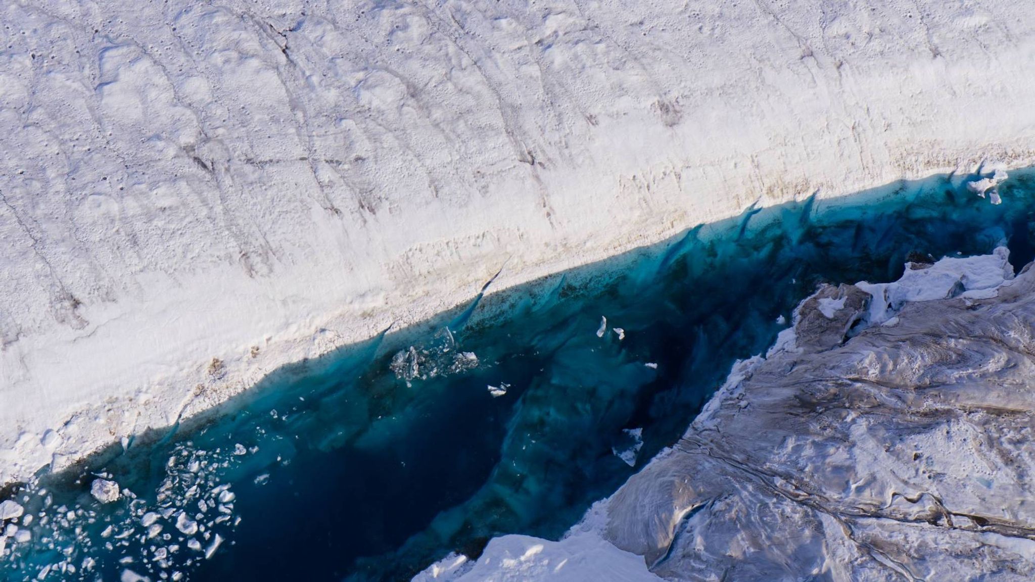 Auf einem Gletscher in Grönland hat sich ein See gebildet.