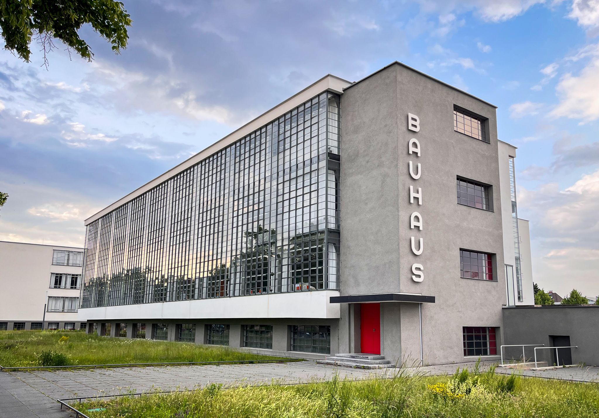 Das Bauhausgebäude sorgte bei seiner Einweihung 1926 mit seiner Glasfassade und dem Sichtbeton für großes Aufsehen.