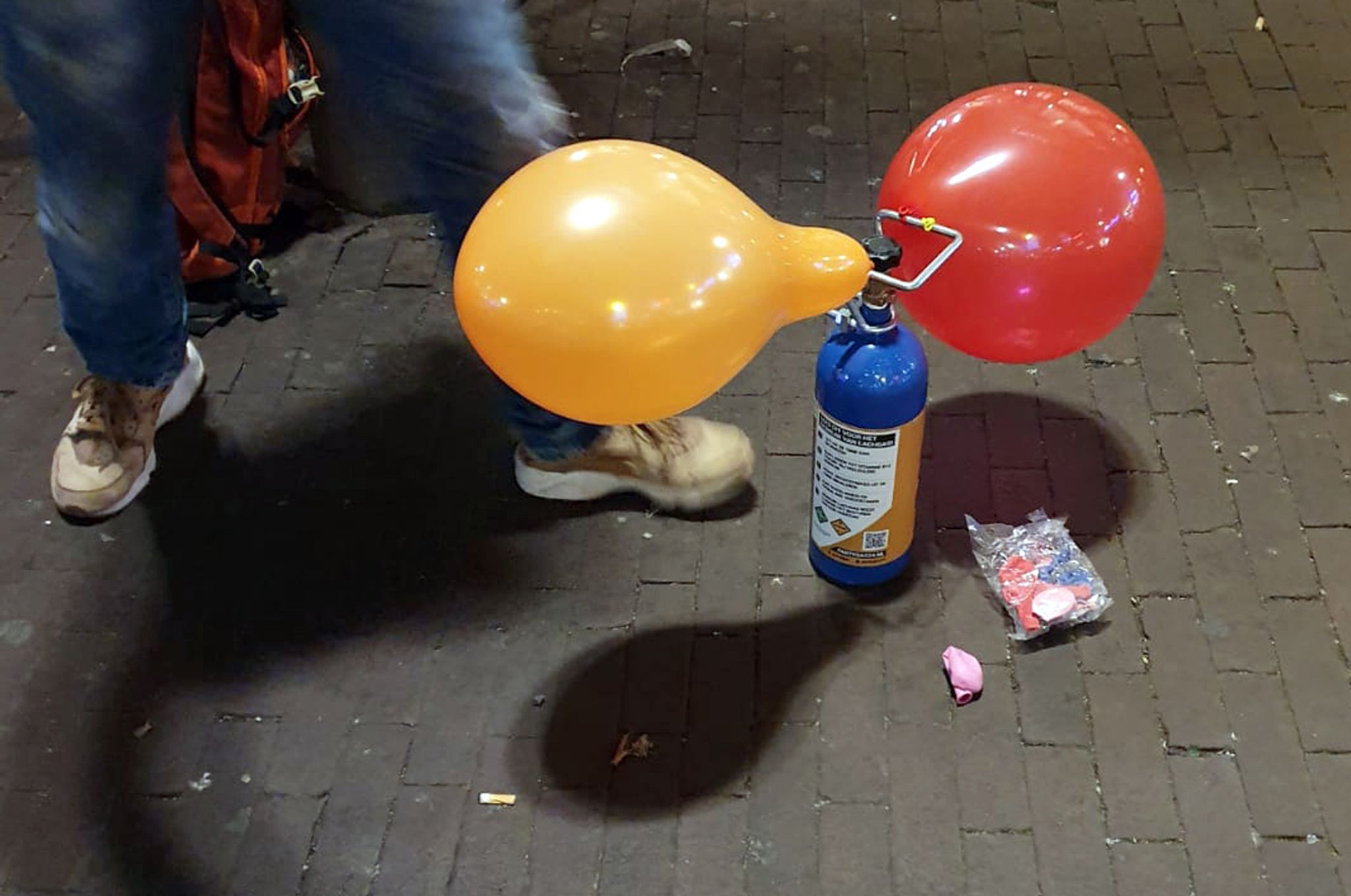 Lachgas aus Luftballons einzuatmen, ist kein harmloser Party-Spaß. Die gesundheitlichen Folgen können gravierend sein. (Archivbild)