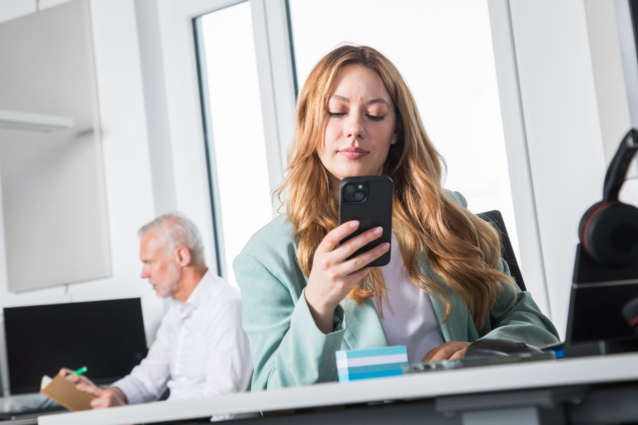 Ein Foto oder Video am Arbeitsplatz ist schnell gemacht. Doch darf man das eigentlich auf Social Media posten?