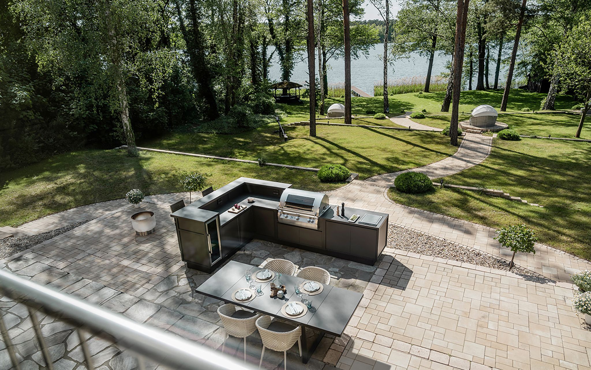 Gute Voraussetzungen für die Outdoor-Küche - ein fester Untergrund und ein schöner Blick.