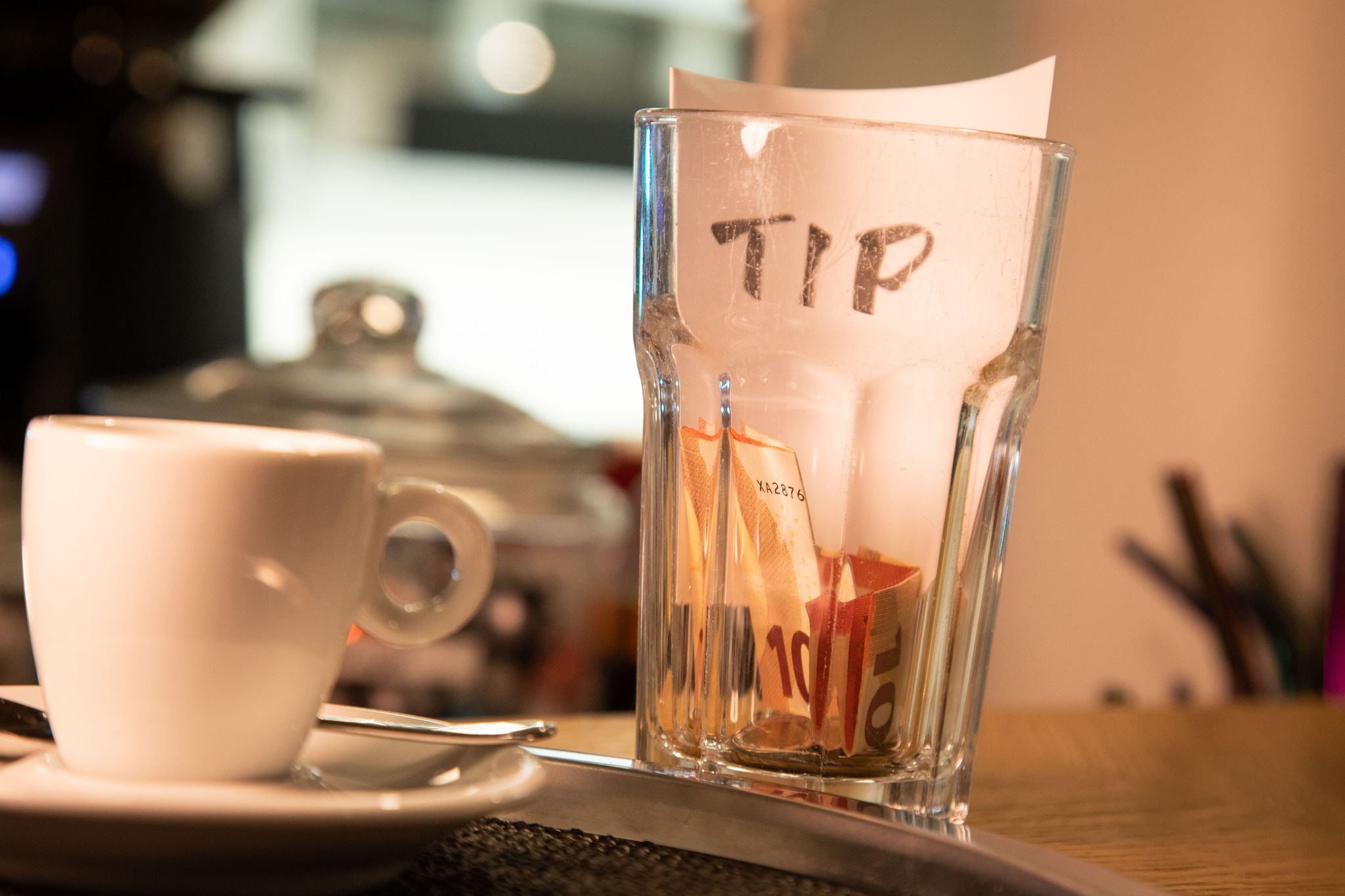 Trinkgeld geben Kundinnen und Kunden freiwillig - die Beschäftigten dürfen es behalten.
