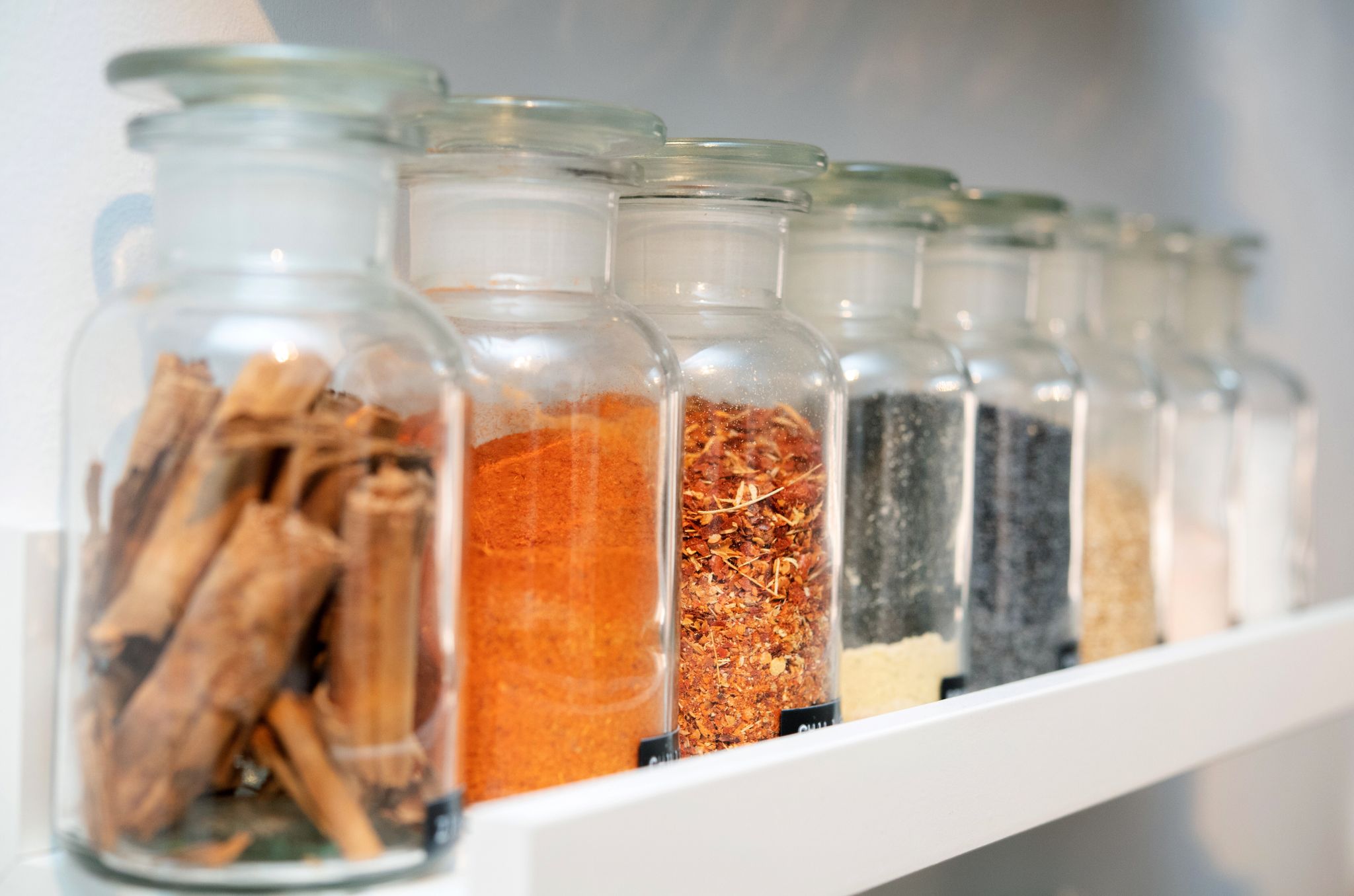 Nicht im Kühlschrank und nicht über dem Herd: Gewürze mögen weder Feuchtigkeit noch Temperaturschwankungen.