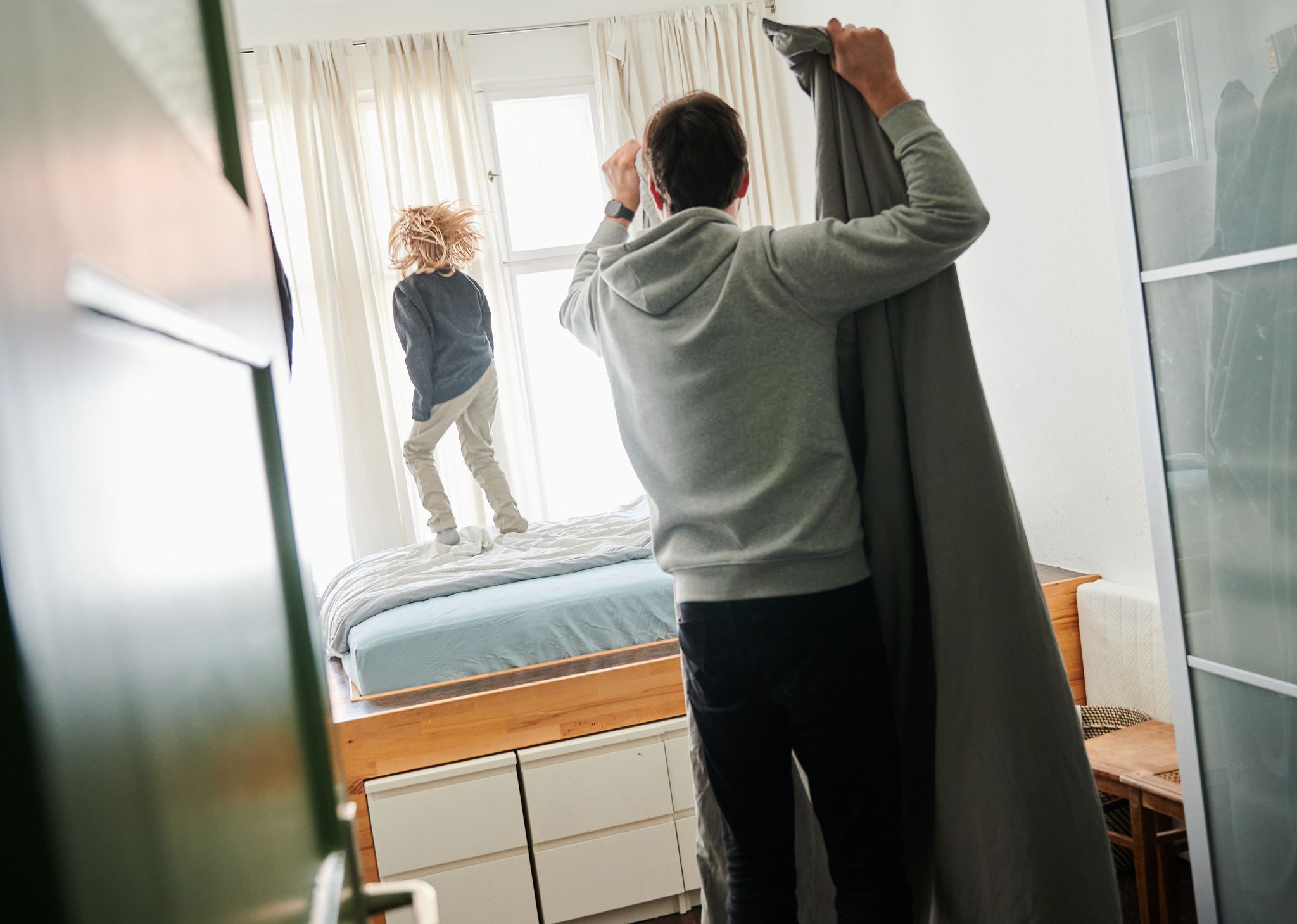 Gelassen bleiben und Fehler verzeihen: Wächst ein Kind mit ADHS auf, sollten Eltern lernen, dem Kind mit Verständnis zu begegnen und sich selbst zu vergeben, wenn sie im Alltag mal falsch reagieren.