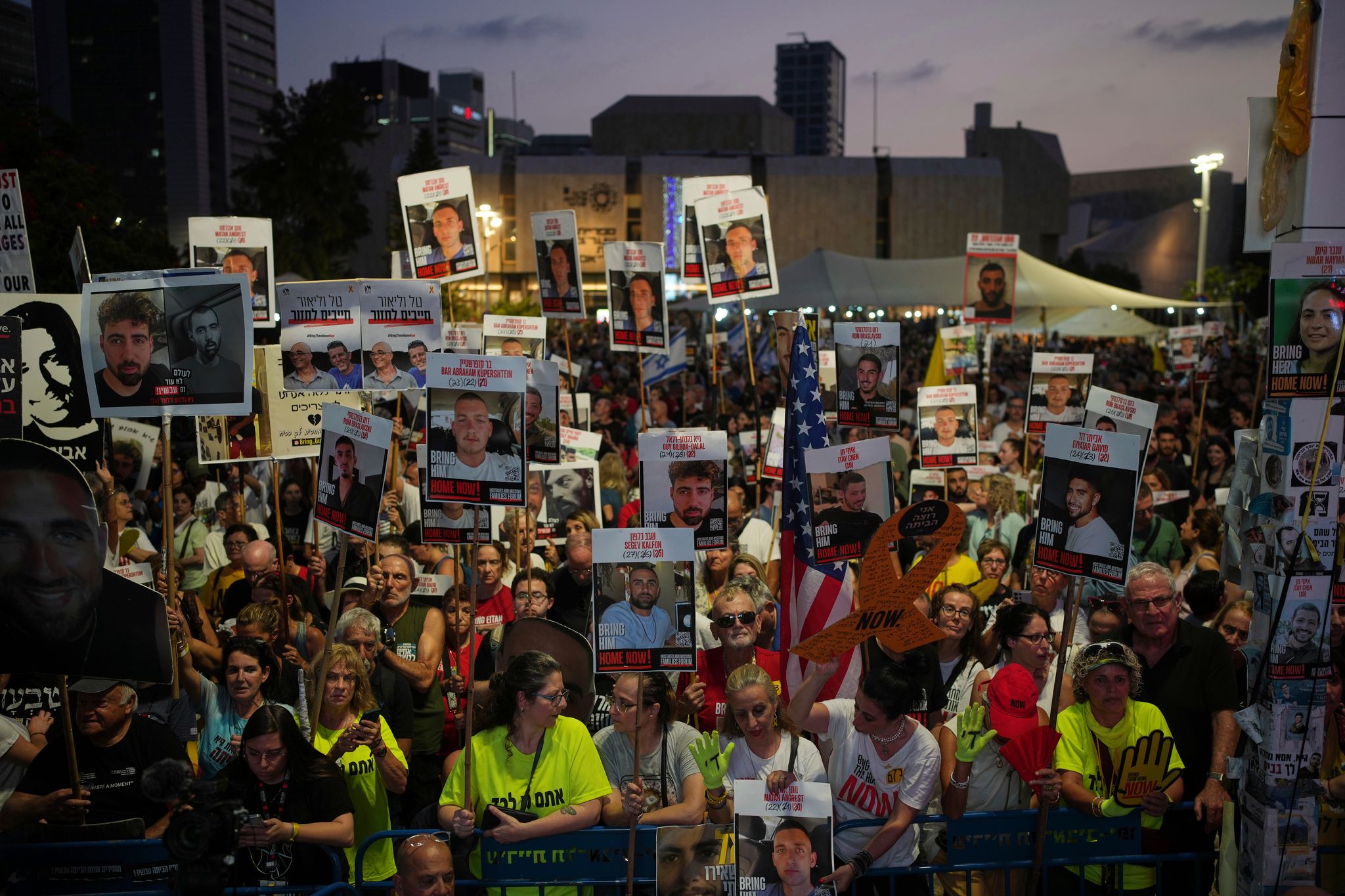 Zehntausende Menschen demonstrierten in Tel Aviv gegen die von der israelischen Regierung geplante Ausweitung des Gaza-Kriegs.