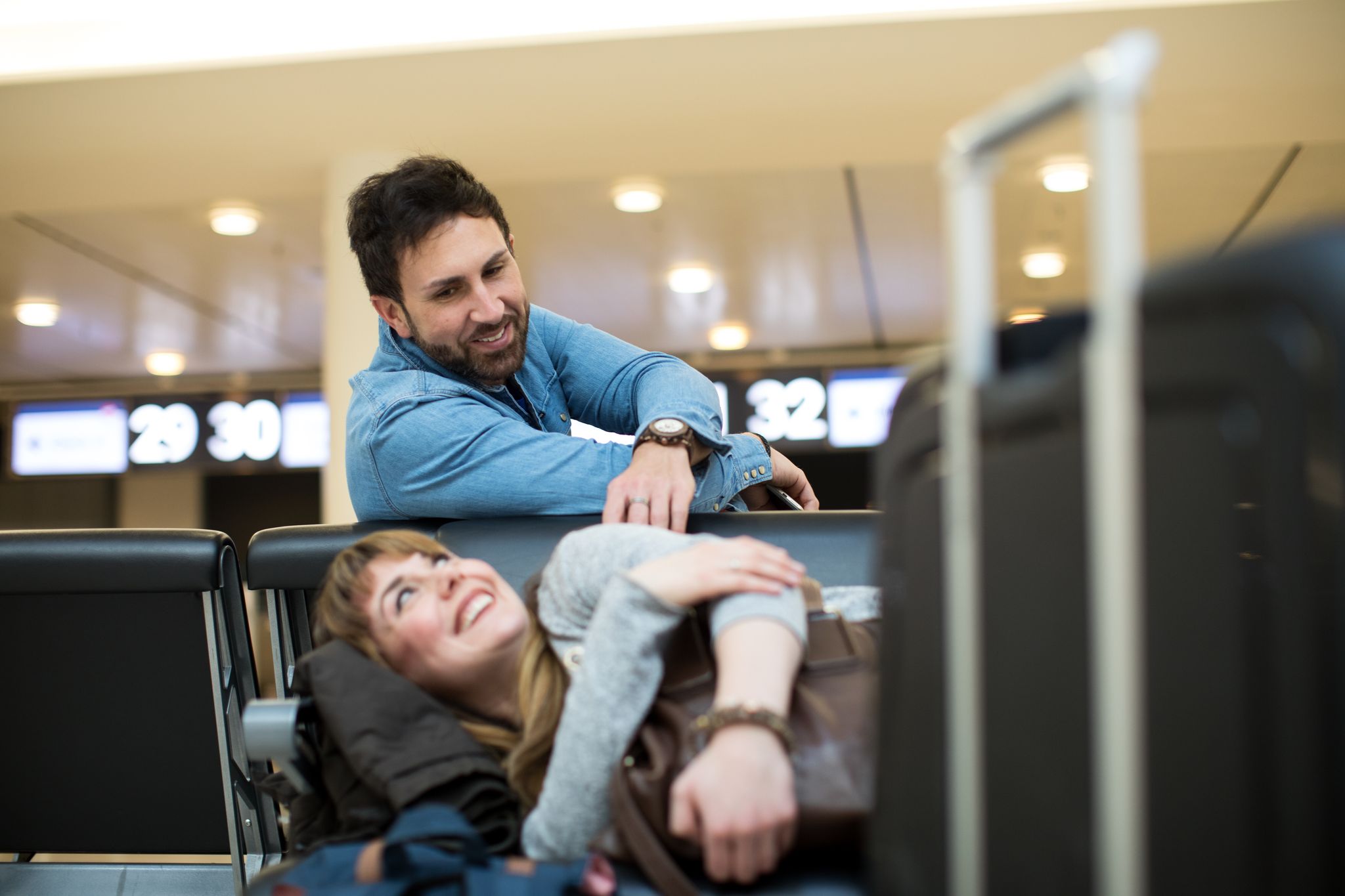 Eine Reise über mehrere Zeitzonen steht an? Dann droht ein Jetlag - doch mit dem richtigen Verhalten lässt er sich eindämmen.