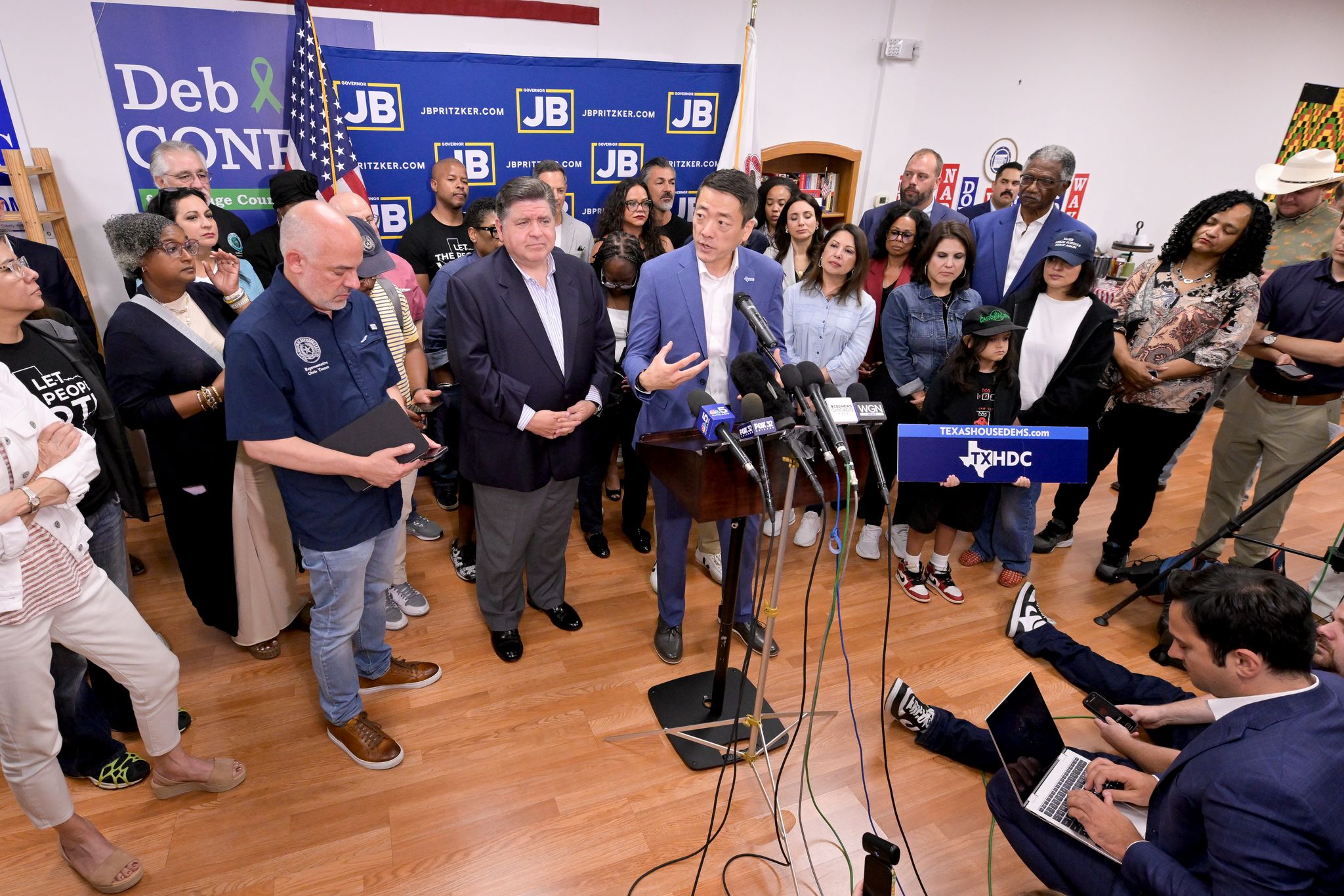 Der demokratische Gouverneur von Illinois, JB Pritzker, bei einer Pressekonferenz mit aus Texas «geflohenen» Demokraten.