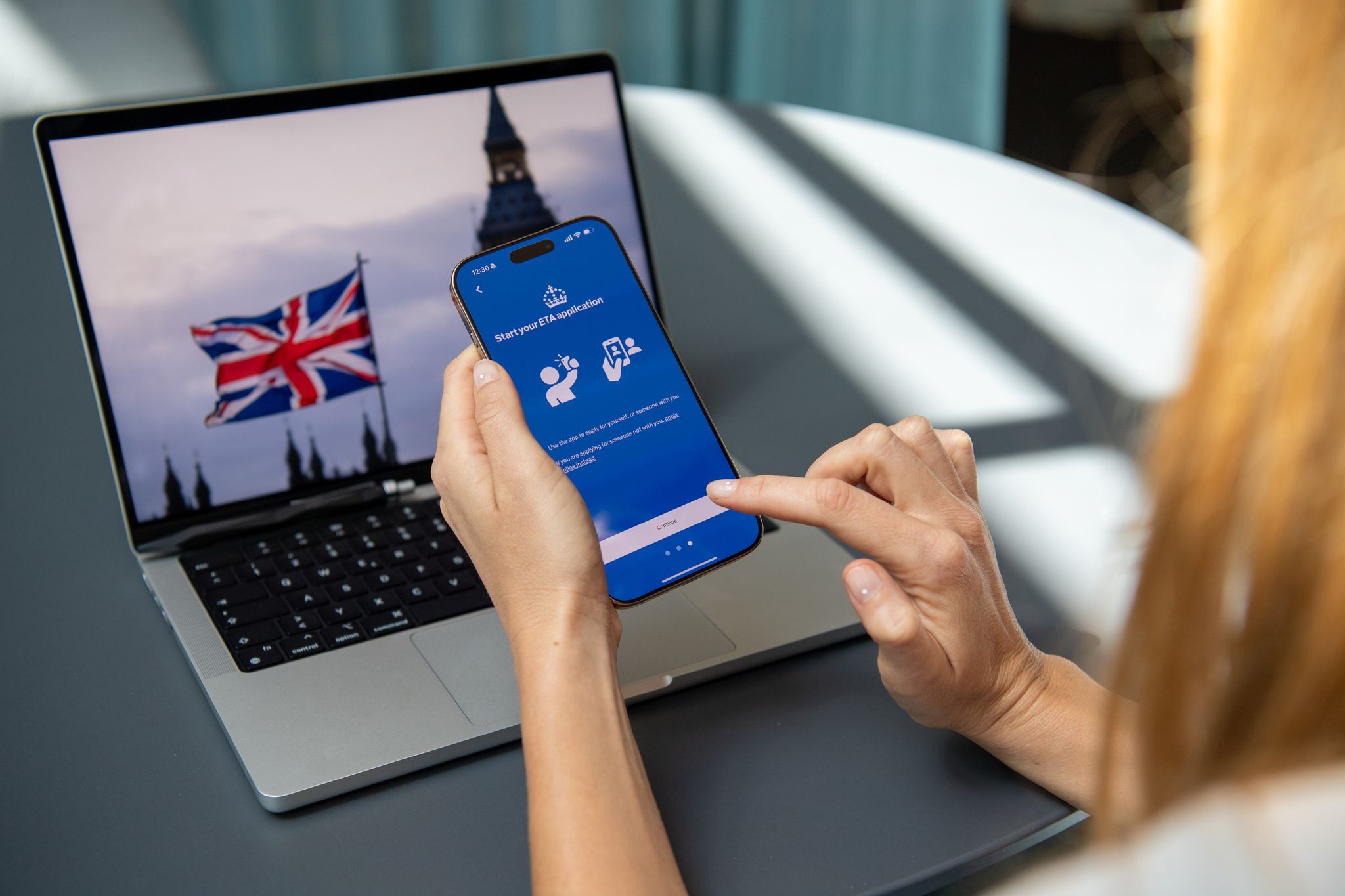 Das Beantragen einer Einreisegenehmigung, etwa für Großbritannien, sollte nur über offizielle Stellen oder seriöse Anbieter erfolgen.