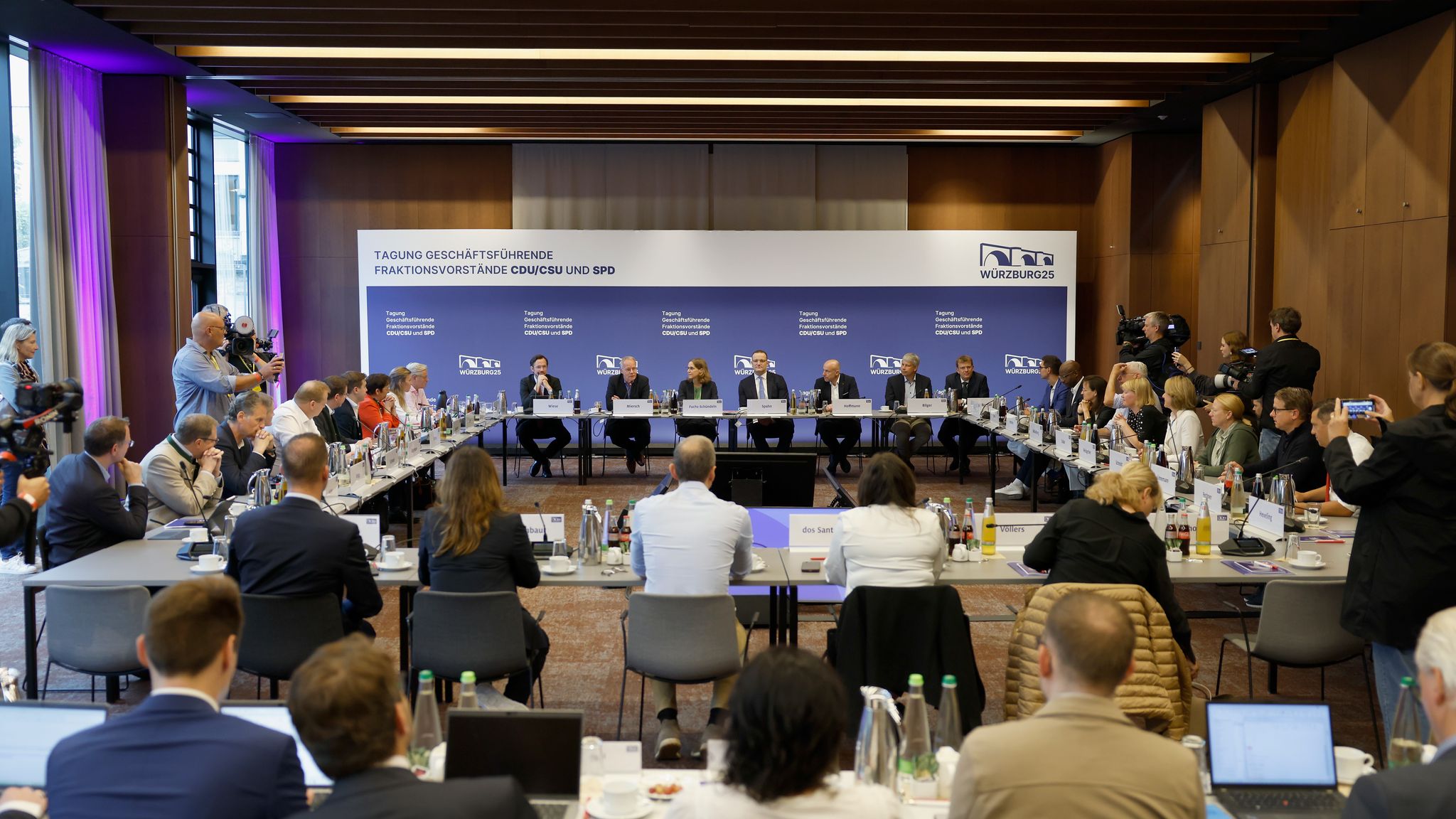 Mehr als drei Millionen Erwerbslose zwingen die Koalition zum Handeln. CDU/CSU und SPD sind sich dessen auf ihrer Klausur in Würzburg bewusst.