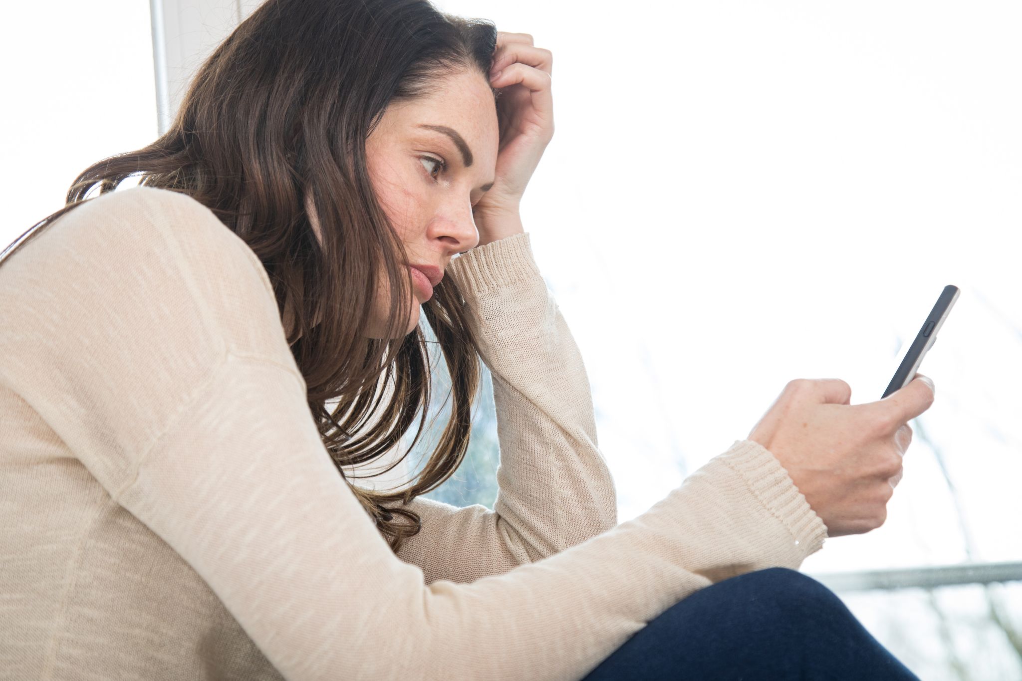 Besonders bei jüngeren Leuten zwischen 18 und 39 Jahren kommt es zum Streit am Handy: 84 Prozent von ihnen kennen «Fexting» aus eigener Erfahrung.