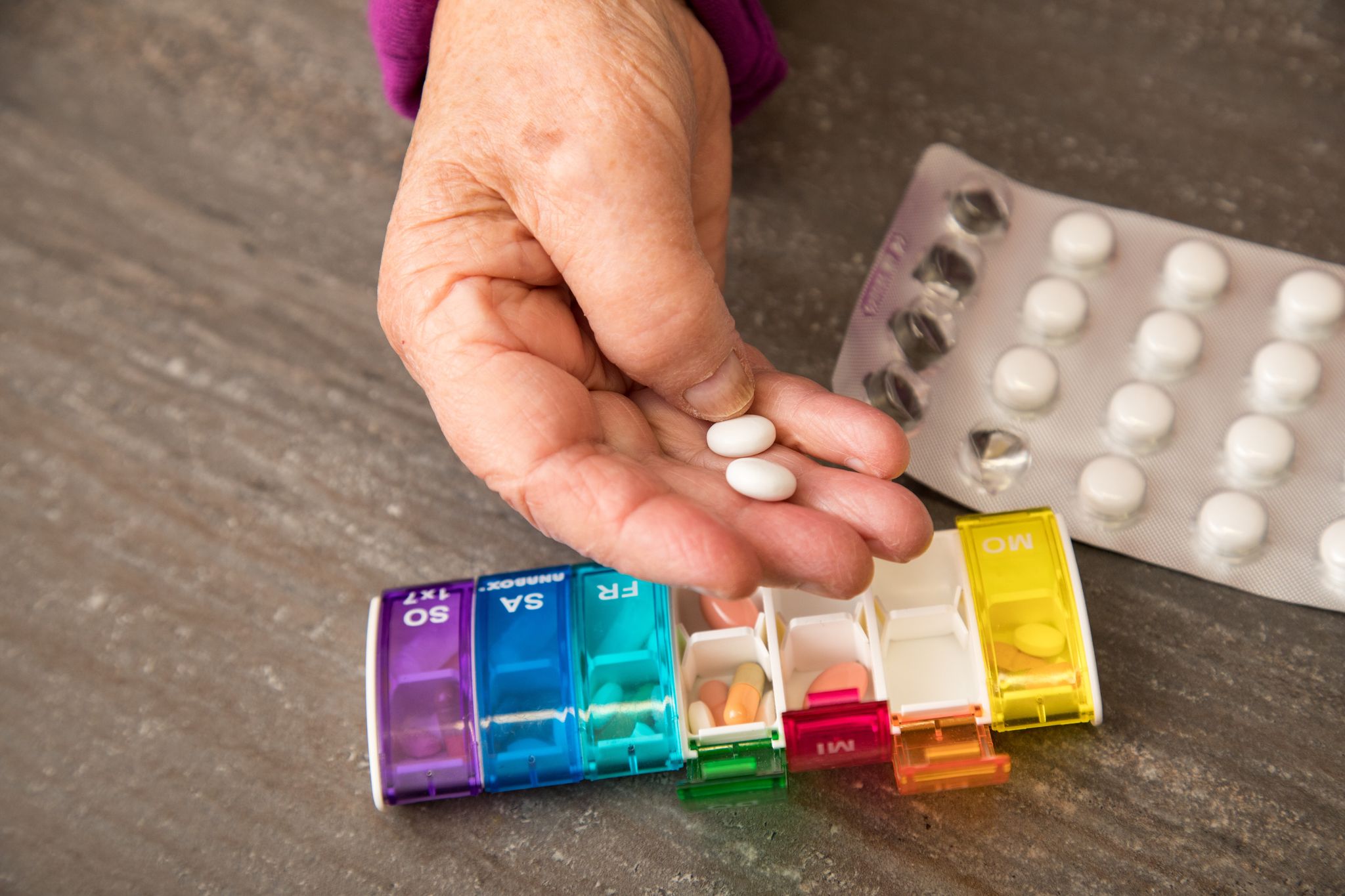 Nehmen ältere Menschen dauerhaft mehrere verschiedene Medikamente ein, steigt das Risiko für Neben- oder Wechselwirkungen.