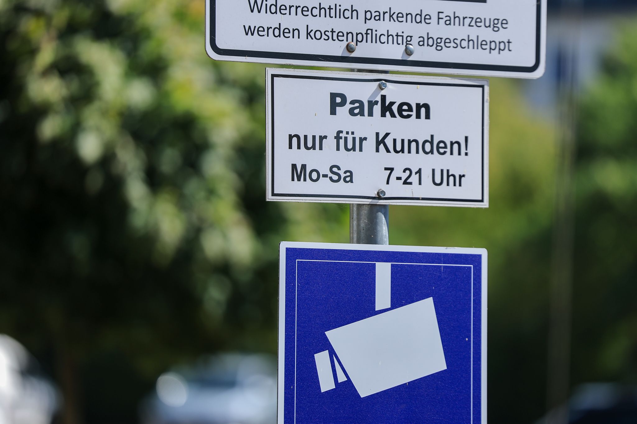 Auf immer mehr Parkplätzen, vor allem von Supermärkten, wird das Parken digital erfasst und von externen Dienstleistern abgewickelt. (Archivbild)