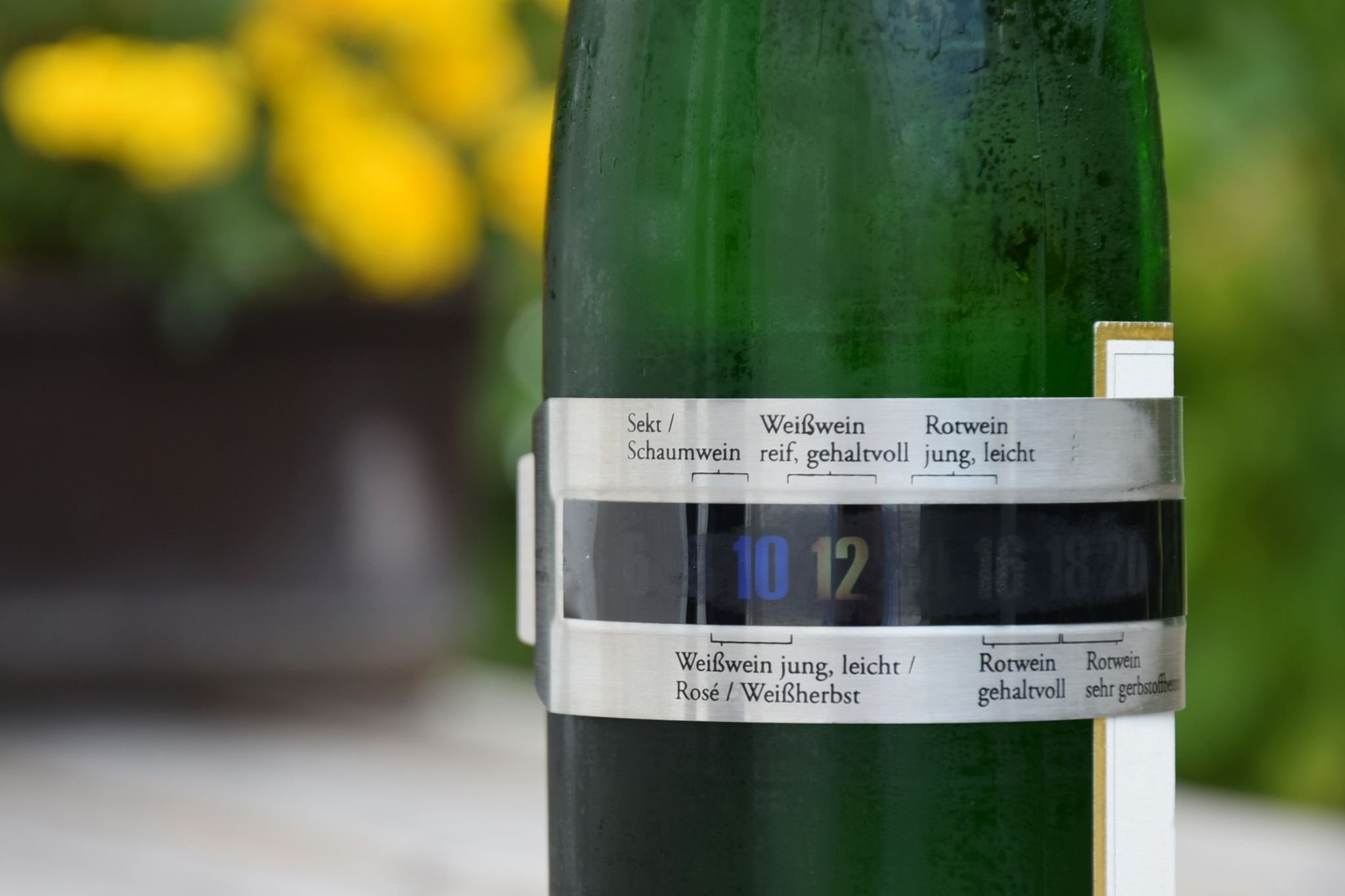 Die Thermometer-Manschette kommt um den Bauch der Weinflasche und misst die Temperatur. Eine Skala zeigt zusätzlich an, in welchem Bereich welcher Wein wie kühl sein sollte.