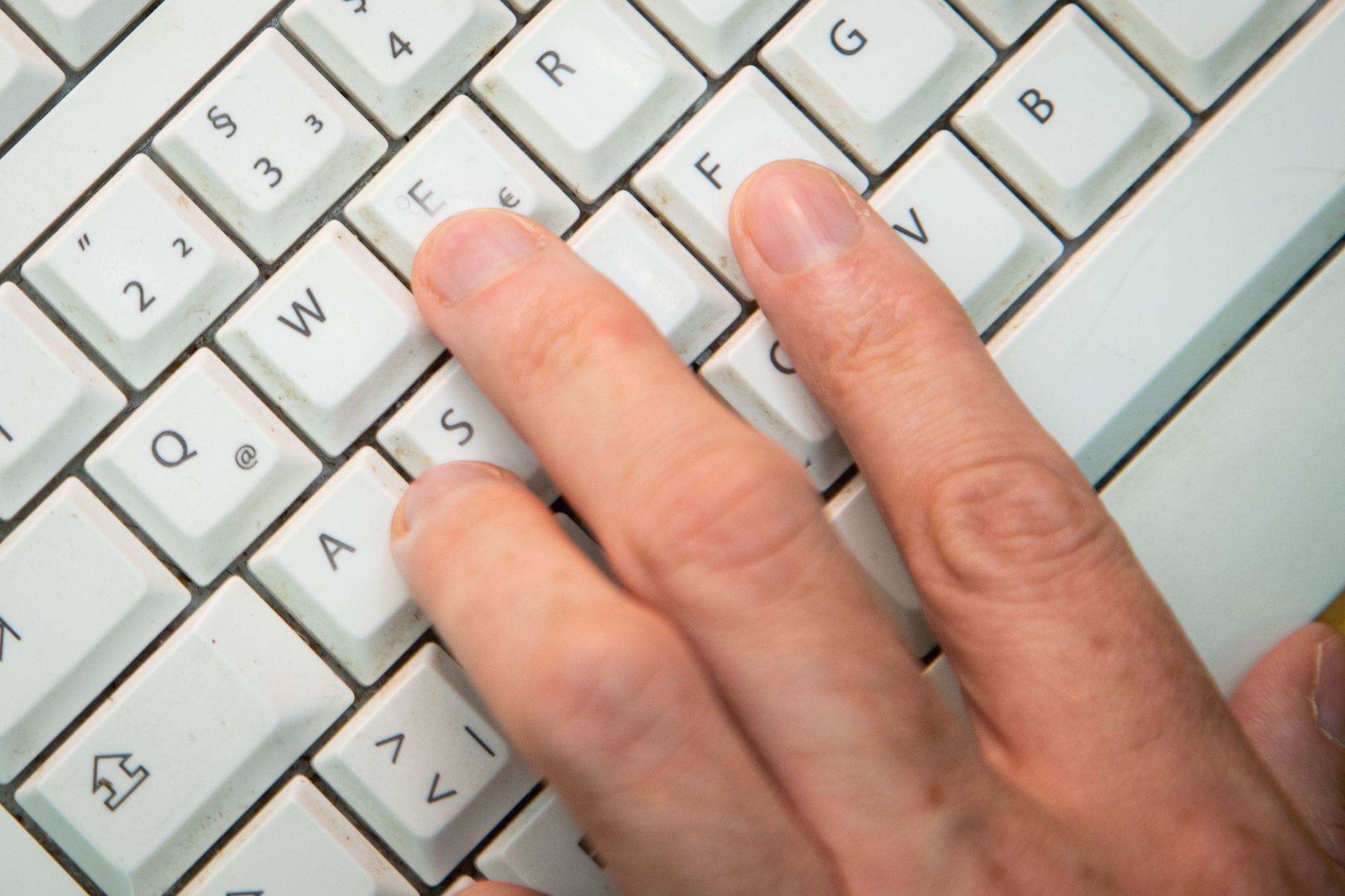 Zwischen den Tasten einer Tastatur kann sich mit der Zeit einiges an Schmutz ansammeln.