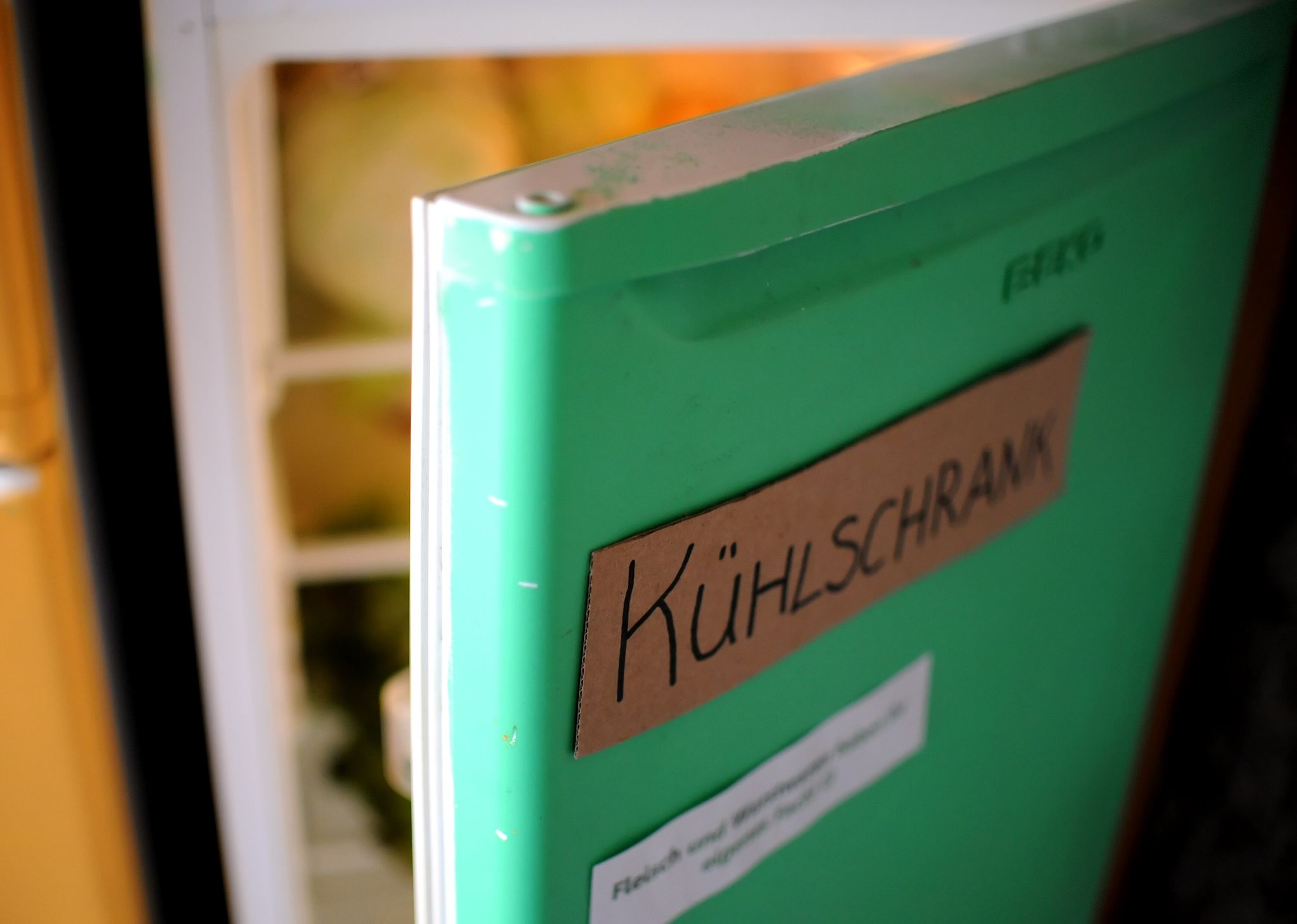 Nicht jedes Gerät ist für den Dauerbetrieb im Freien geeignet: Witterung und UV-Strahlung können herkömmlichen Kühlschränken im Garten dauerhaft schaden.