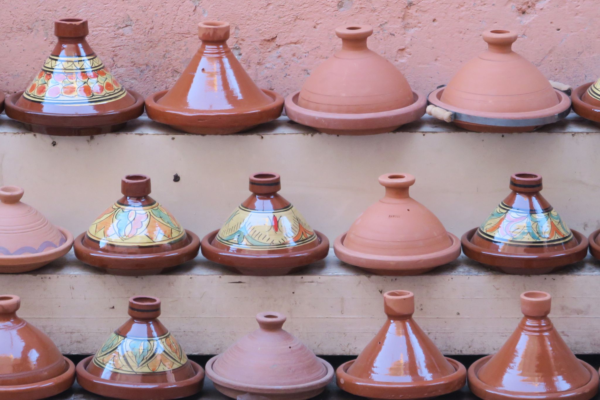 Schön und nützlich? Urlaubskeramik ist als Souvenir beliebt, allerdings können Glasuren und Farben auf Geschirr ein gesundheitliches Risiko bedeuten.